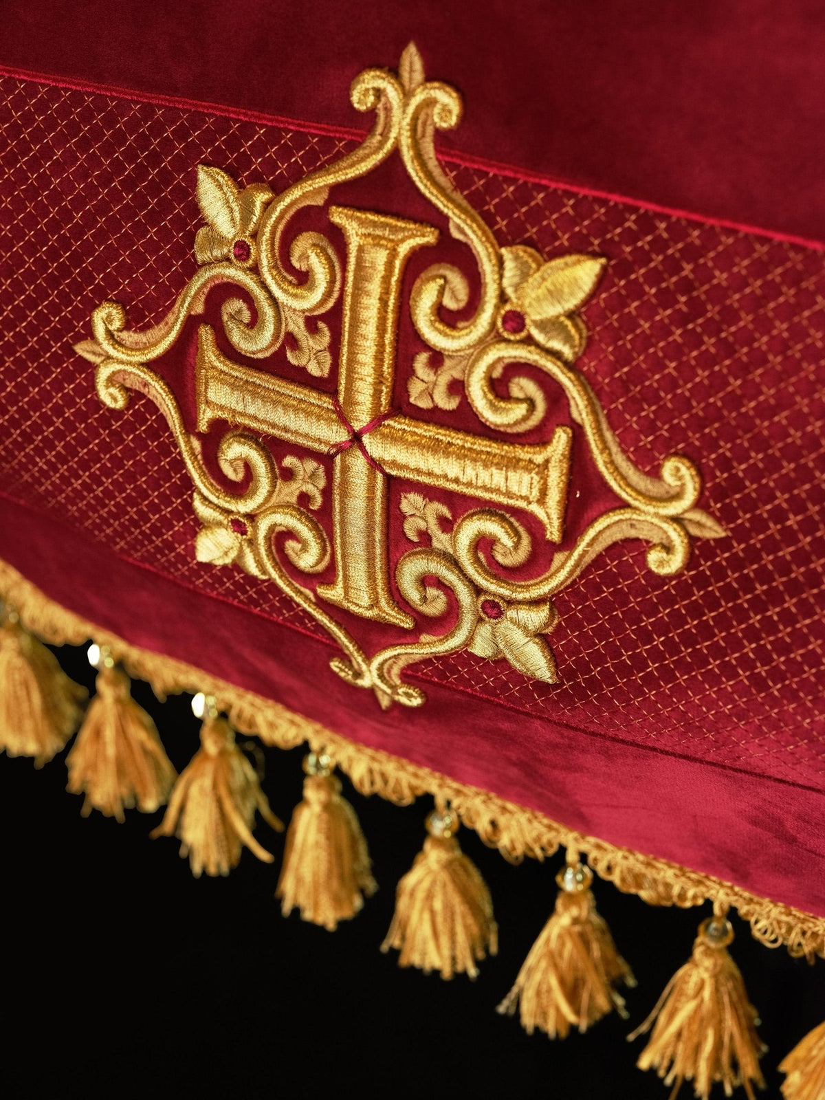 Dais de procession brodé sur velours bordeaux LE/0030/05/20/PA 130*160 - CHASUBLES.FR
