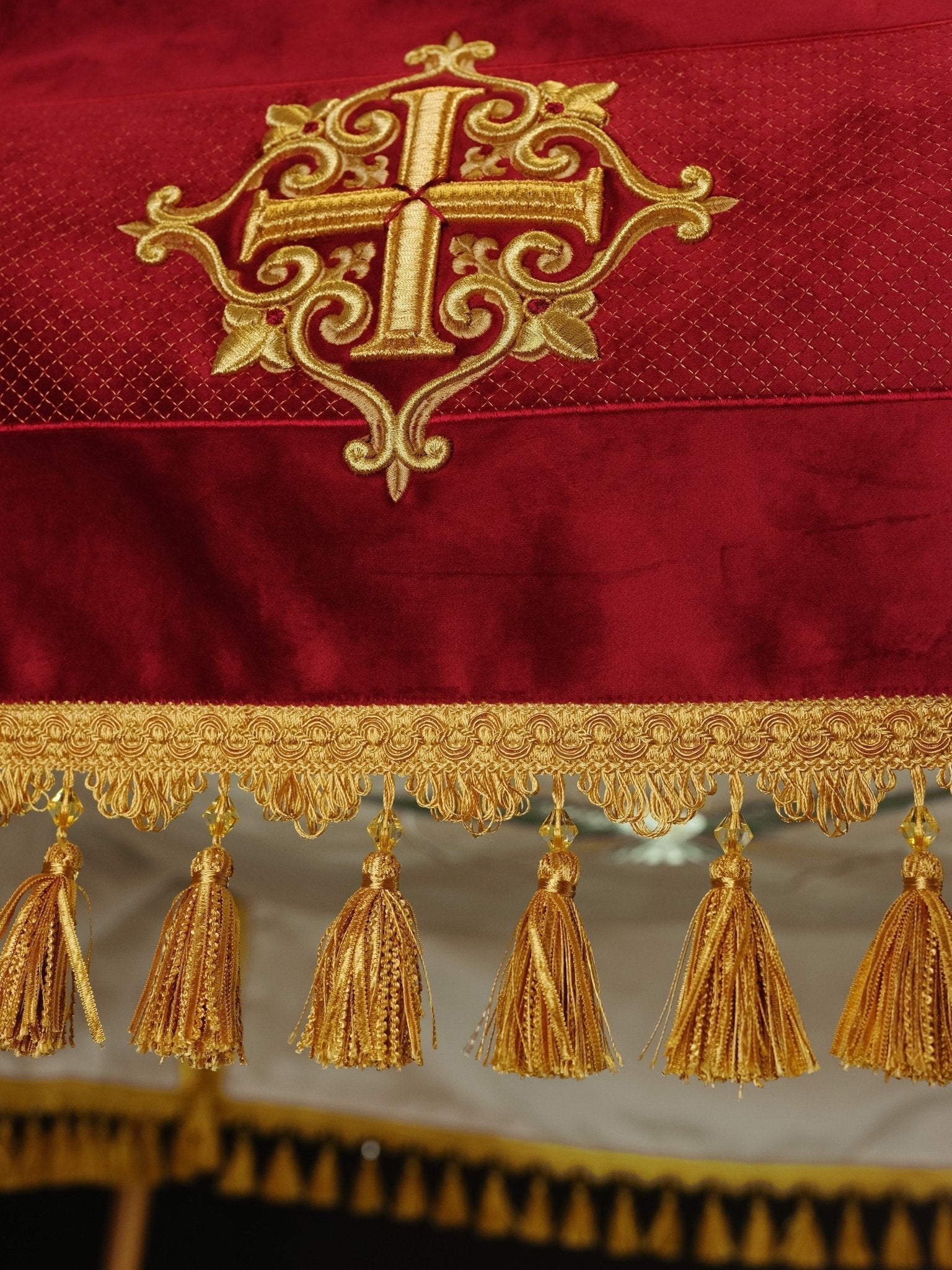 Dais de procession brodé sur velours bordeaux LE/0030/05/20/PA 130*160 - CHASUBLES.FR