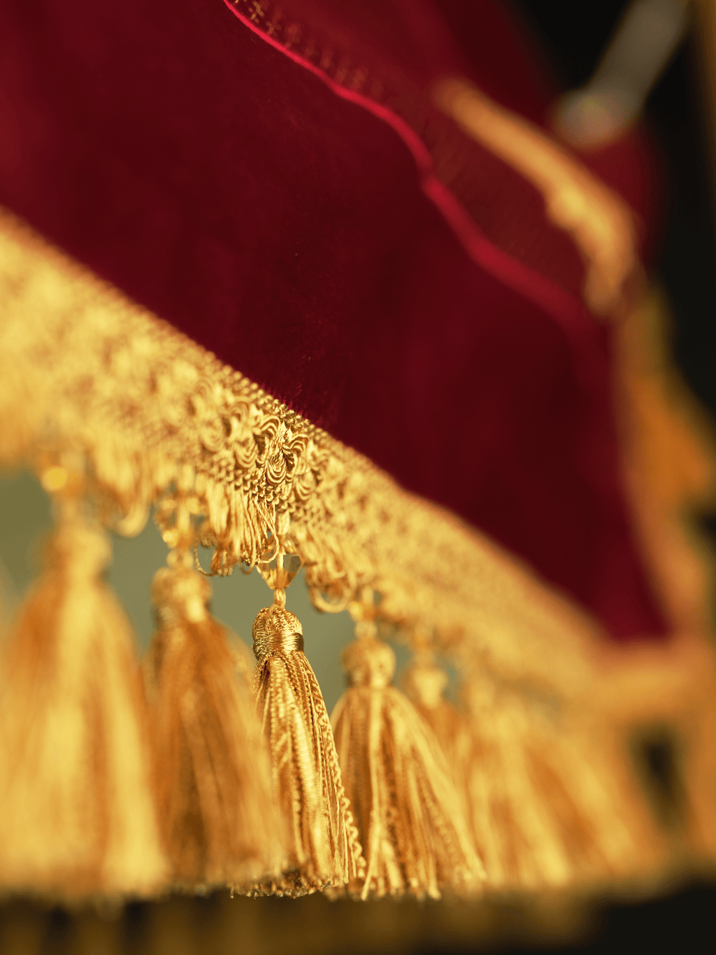 Dais de procession brodé sur velours bordeaux LE/0030/05/20/PA 130*160 - CHASUBLES.FR