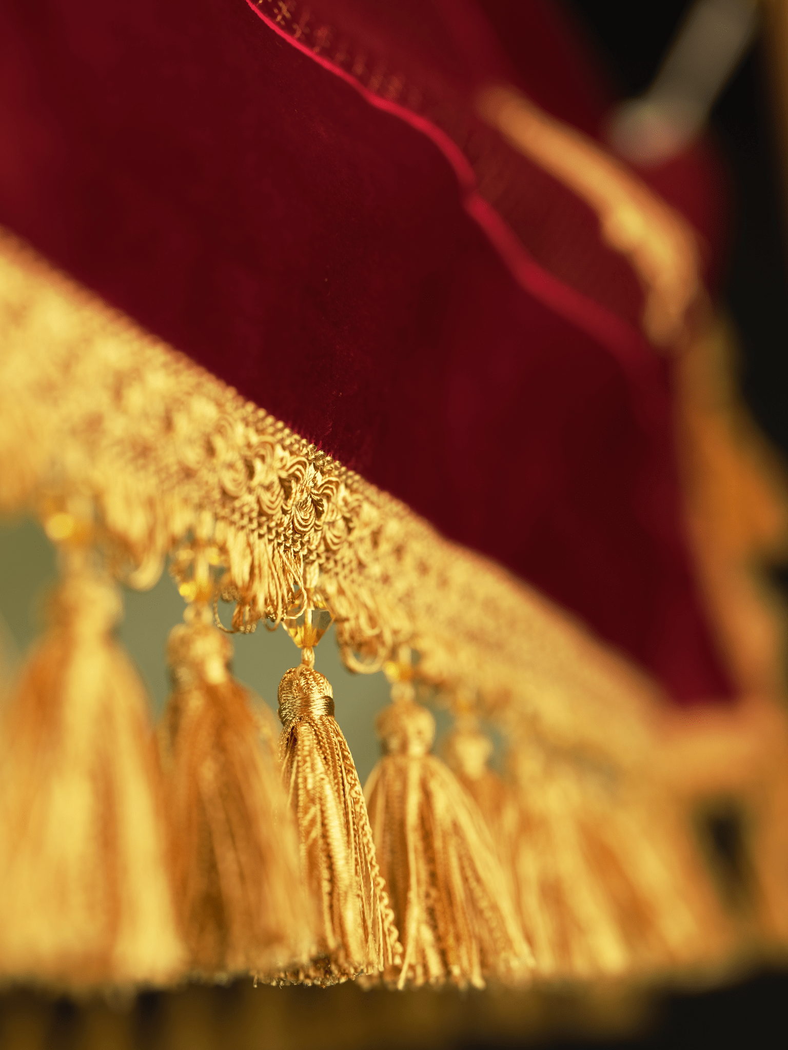 Dais de procession brodé sur velours bordeaux LE/0030/05/20/PA 130*160 - CHASUBLES.FR
