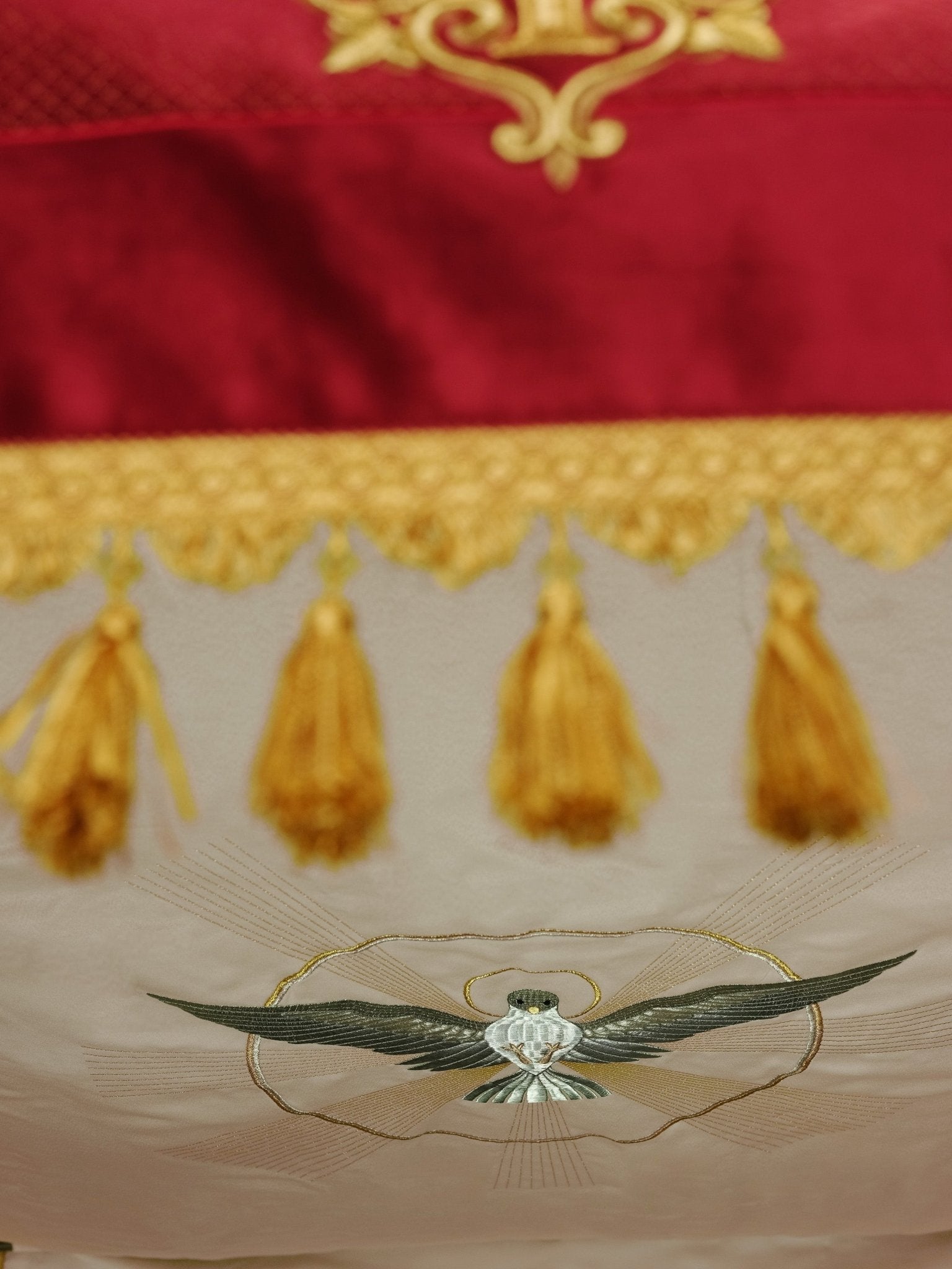 Dais de procession brodé sur velours bordeaux LE/0030/05/20/PA 130*160 - CHASUBLES.FR