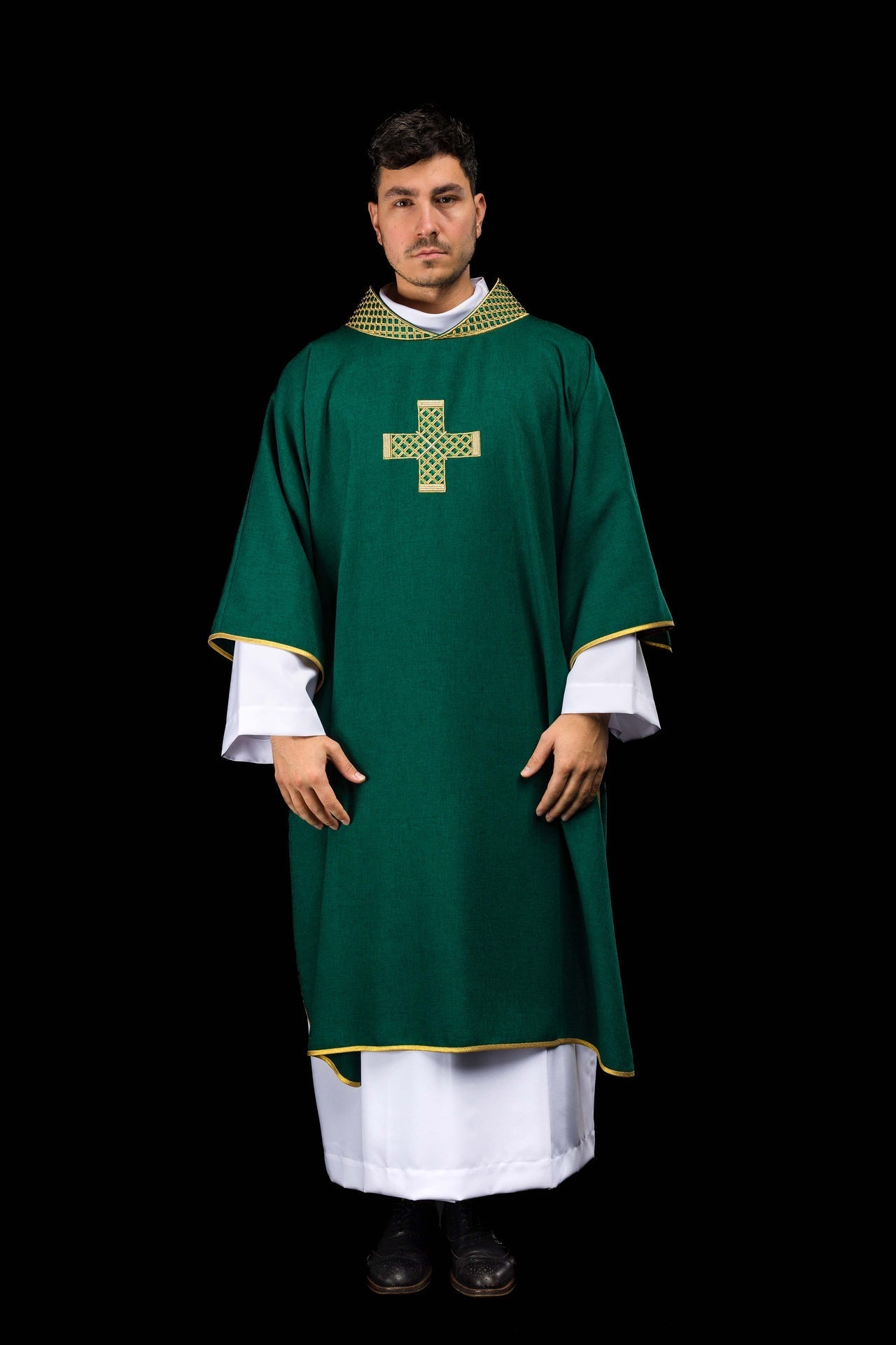 Dalmatic verte avec croix brodées et col brodé S-1070-01-70-D DALMATYK - CHASUBLES.FR