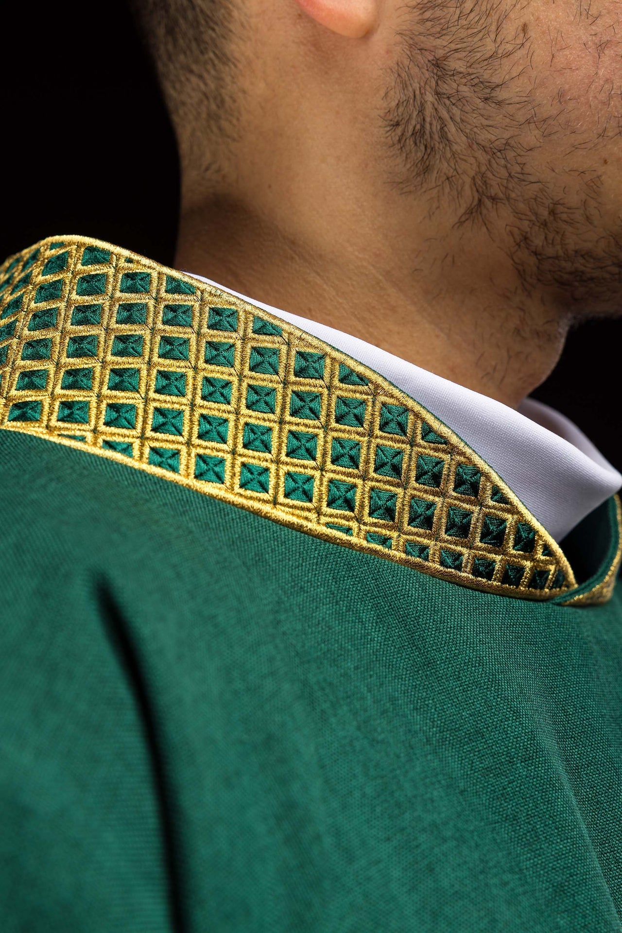 Dalmatic verte avec croix brodées et col brodé S-1070-01-70-D DALMATYK - CHASUBLES.FR