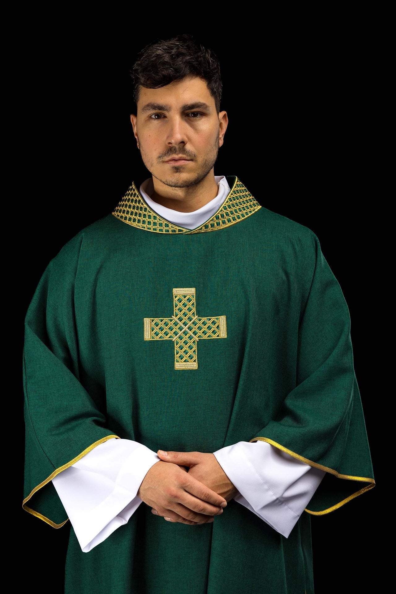 Dalmatic verte avec croix brodées et col brodé S-1070-01-70-D DALMATYK - CHASUBLES.FR