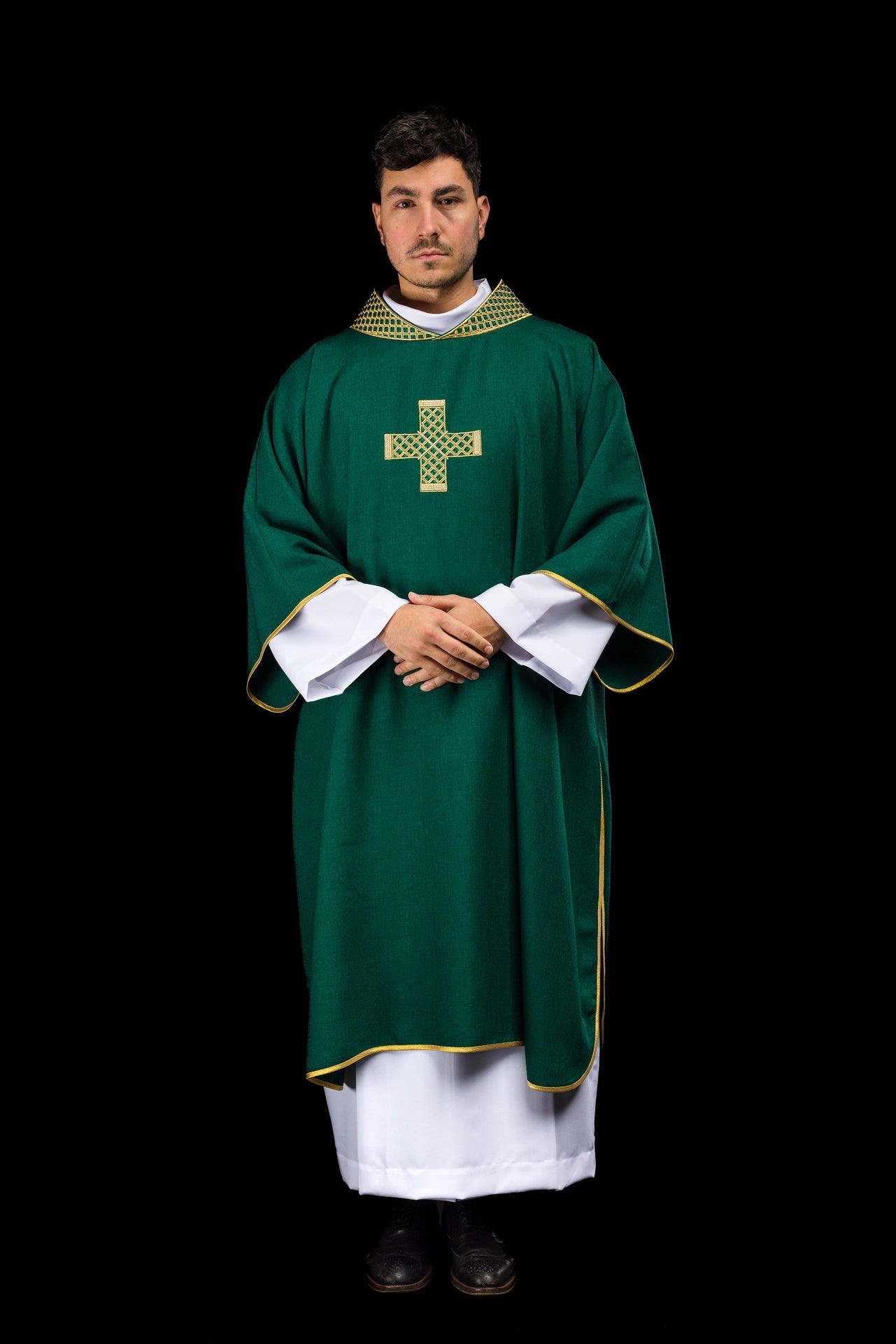 Dalmatic verte avec croix brodées et col brodé S-1070-01-70-D DALMATYK - CHASUBLES.FR