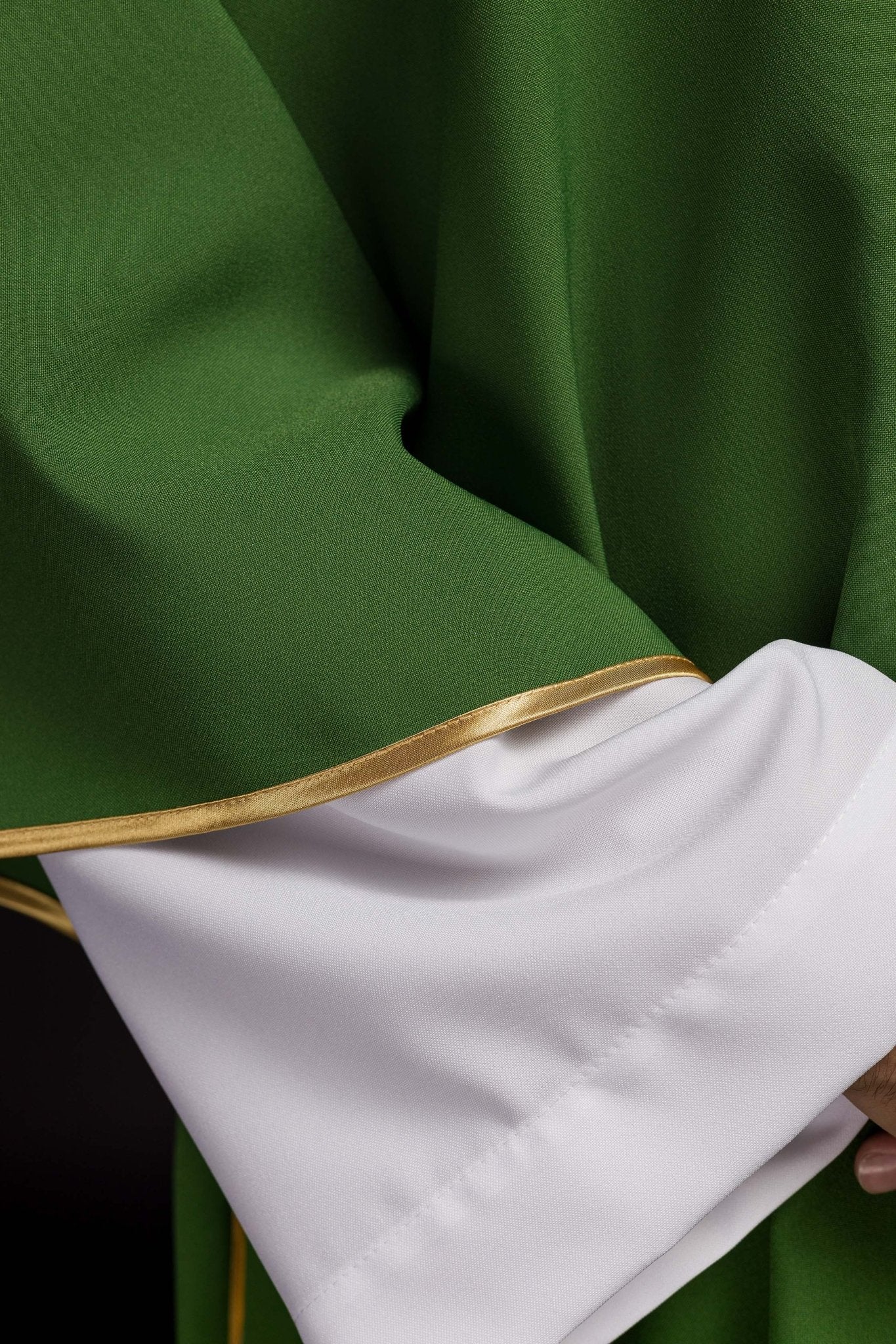 Dalmática verde con cruz dorada bordada KDL/037/01/12/D - CHASUBLES.FR