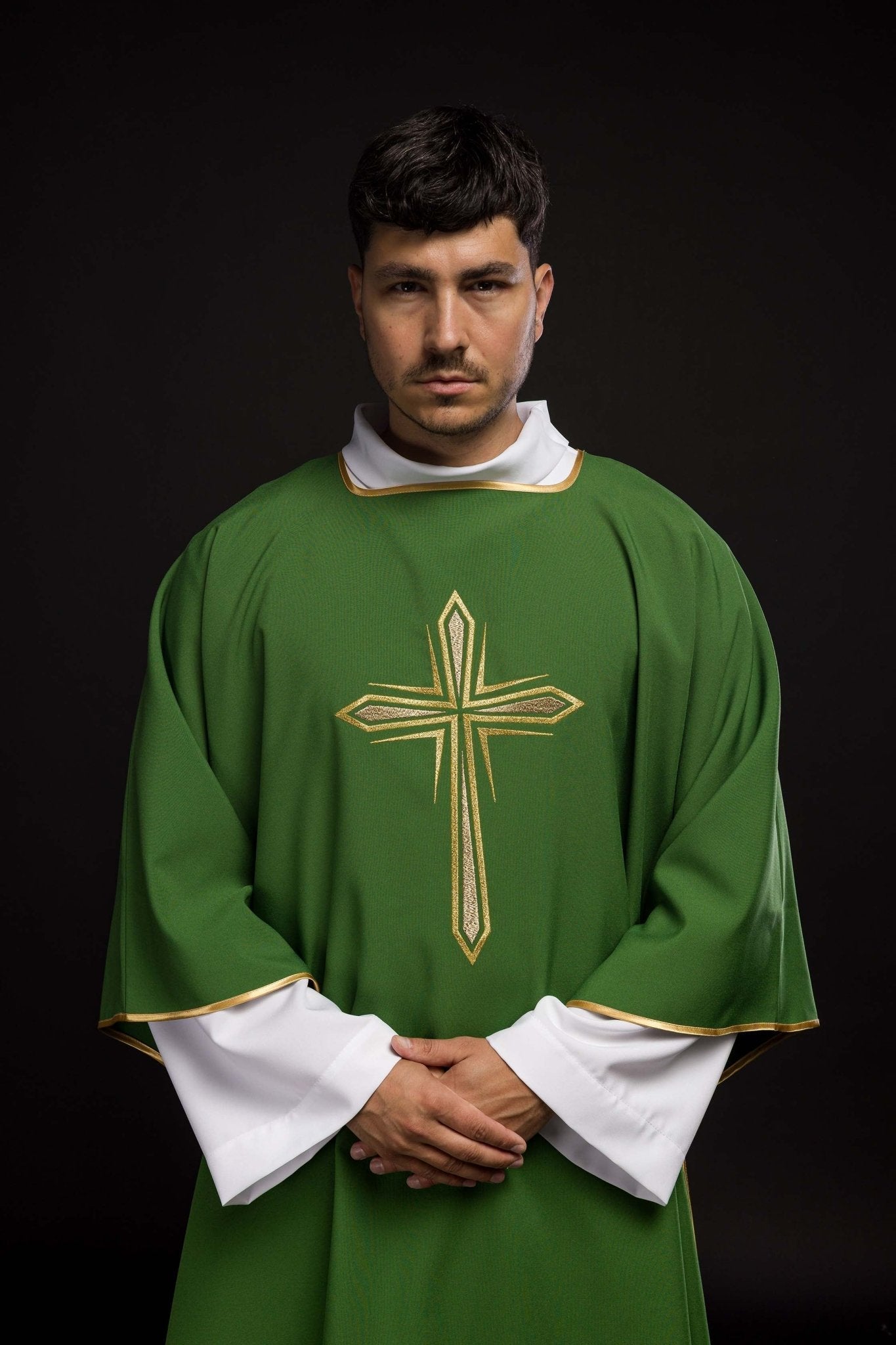 Dalmática verde con cruz dorada bordada KDL/037/01/12/D - CHASUBLES.FR