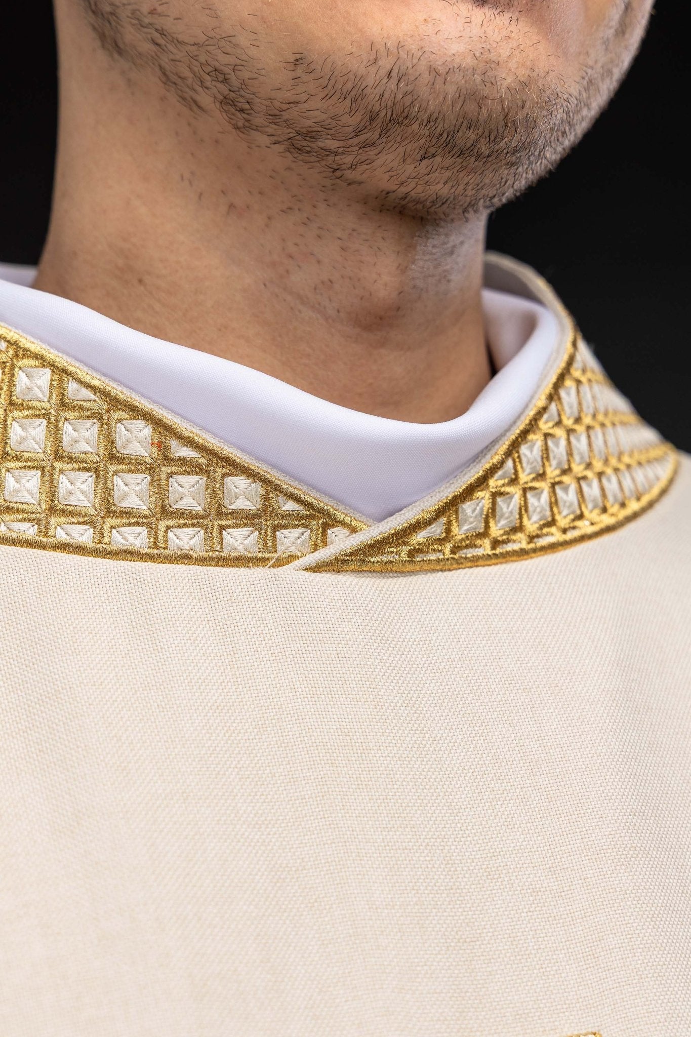 Dalmatie avec croix brodées et col écru S-1070-05-70-D DALMATYK - CHASUBLES.FR