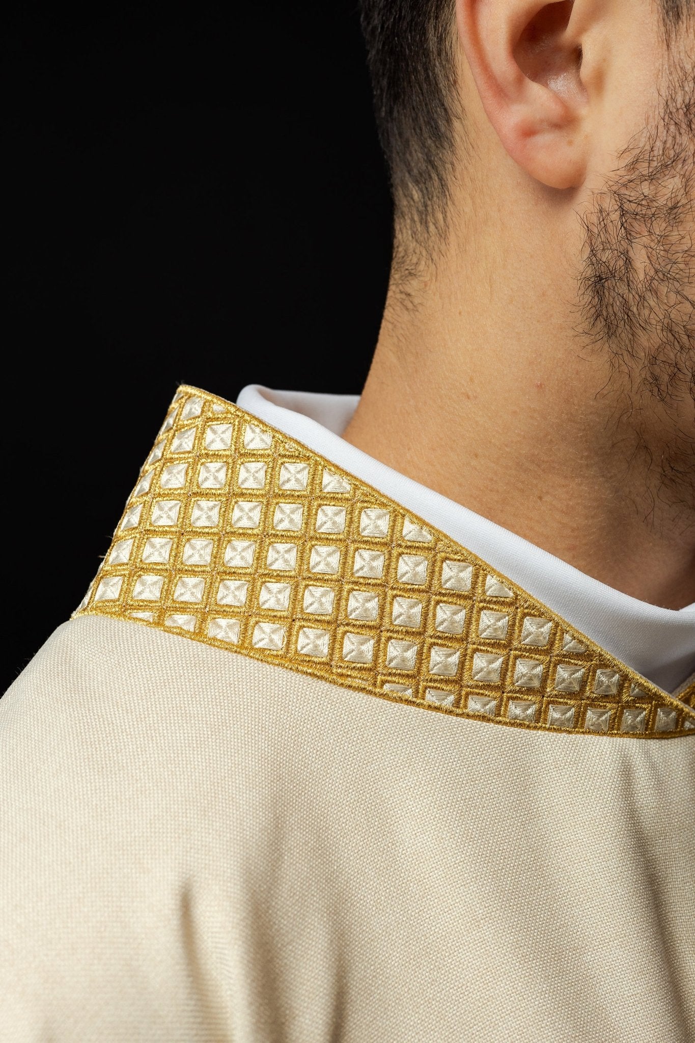 Dalmatie avec croix brodées et col écru S - 1070 - 05 - 70 - D DALMATYK - CHASUBLES.FR