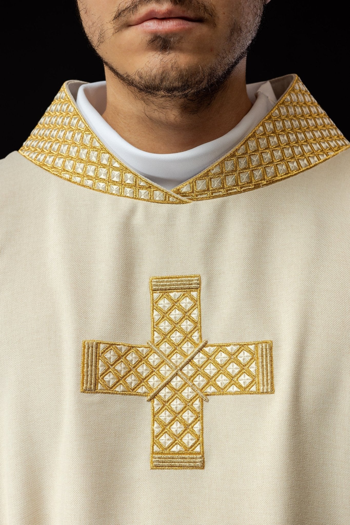 Dalmatie avec croix brodées et col écru S - 1070 - 05 - 70 - D DALMATYK - CHASUBLES.FR