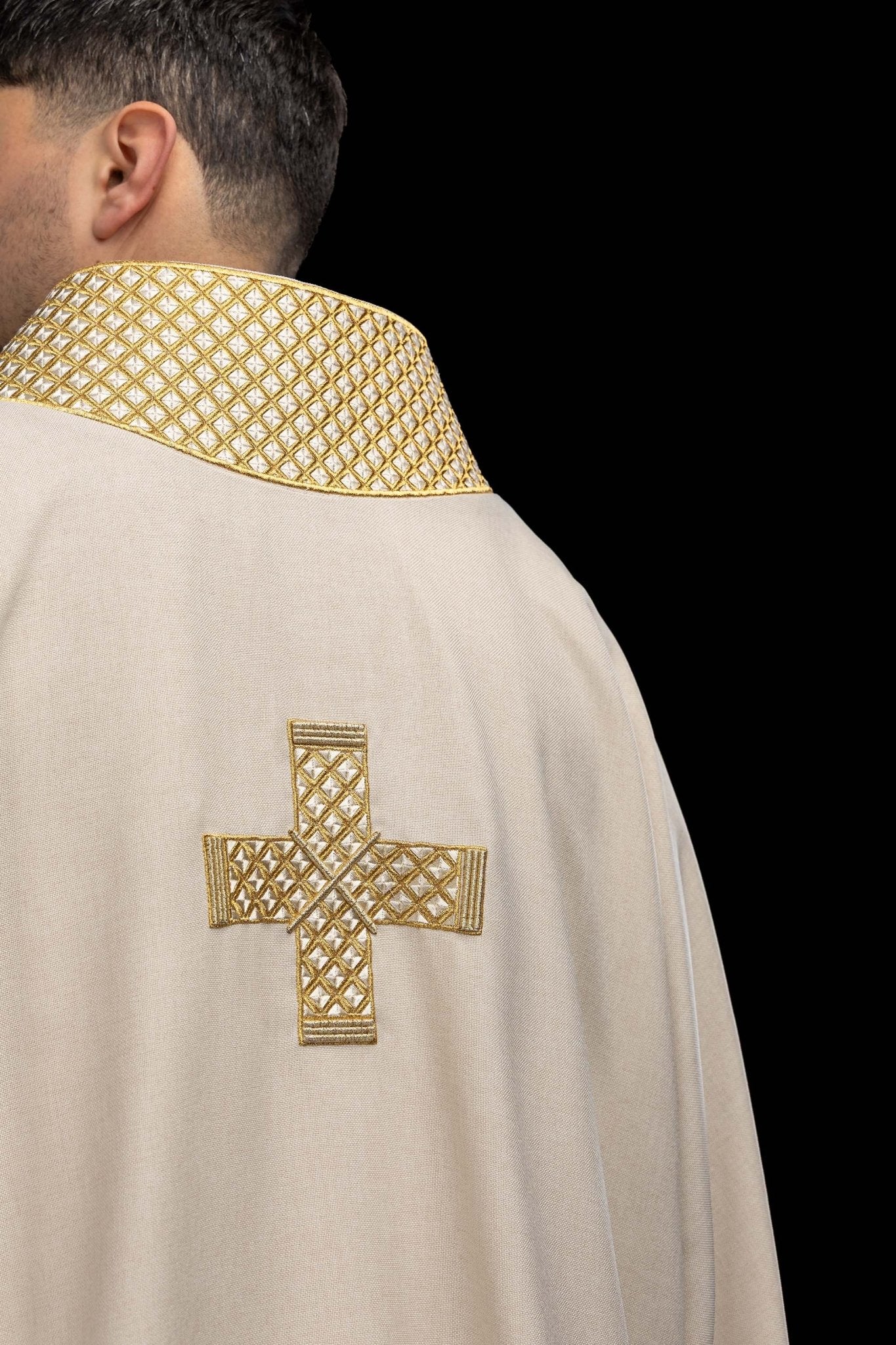 Dalmatie avec croix brodées et col écru S-1070-05-70-D DALMATYK - CHASUBLES.FR