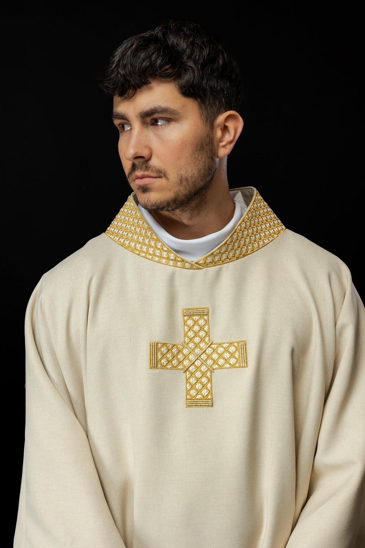 Dalmatie avec croix brodées et col écru S - 1070 - 05 - 70 - D DALMATYK - CHASUBLES.FR