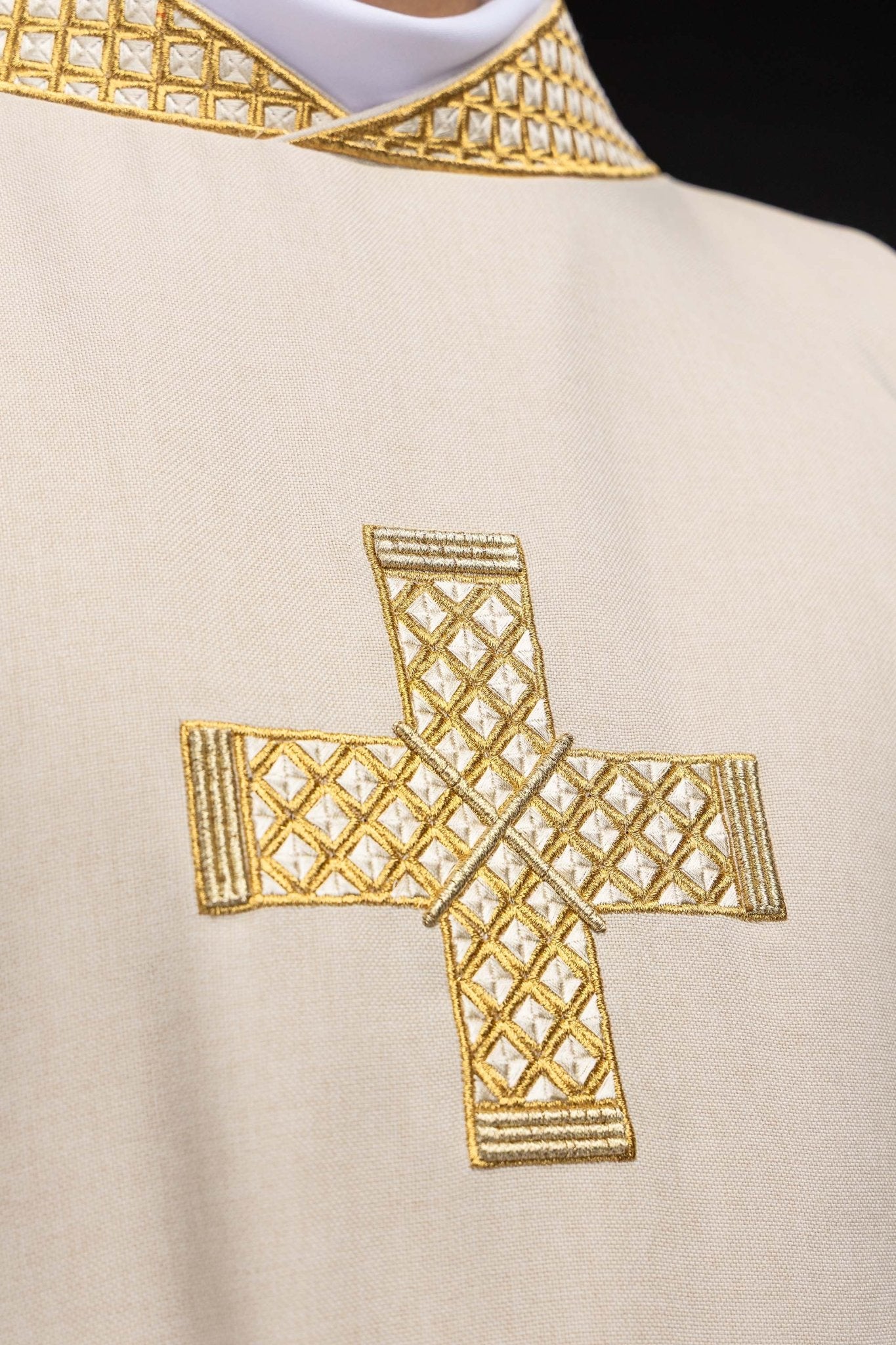 Dalmatie avec croix brodées et col écru S-1070-05-70-D DALMATYK - CHASUBLES.FR