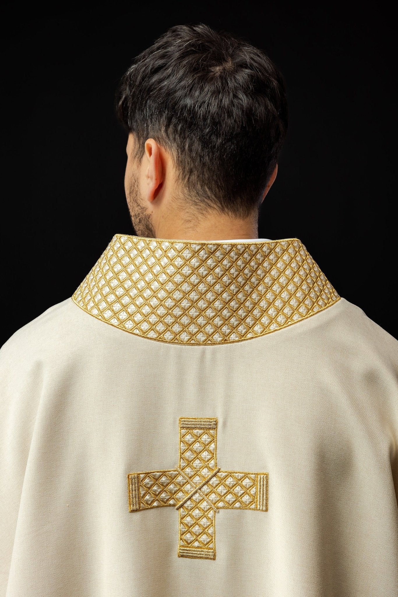 Dalmatie avec croix brodées et col écru S - 1070 - 05 - 70 - D DALMATYK - CHASUBLES.FR