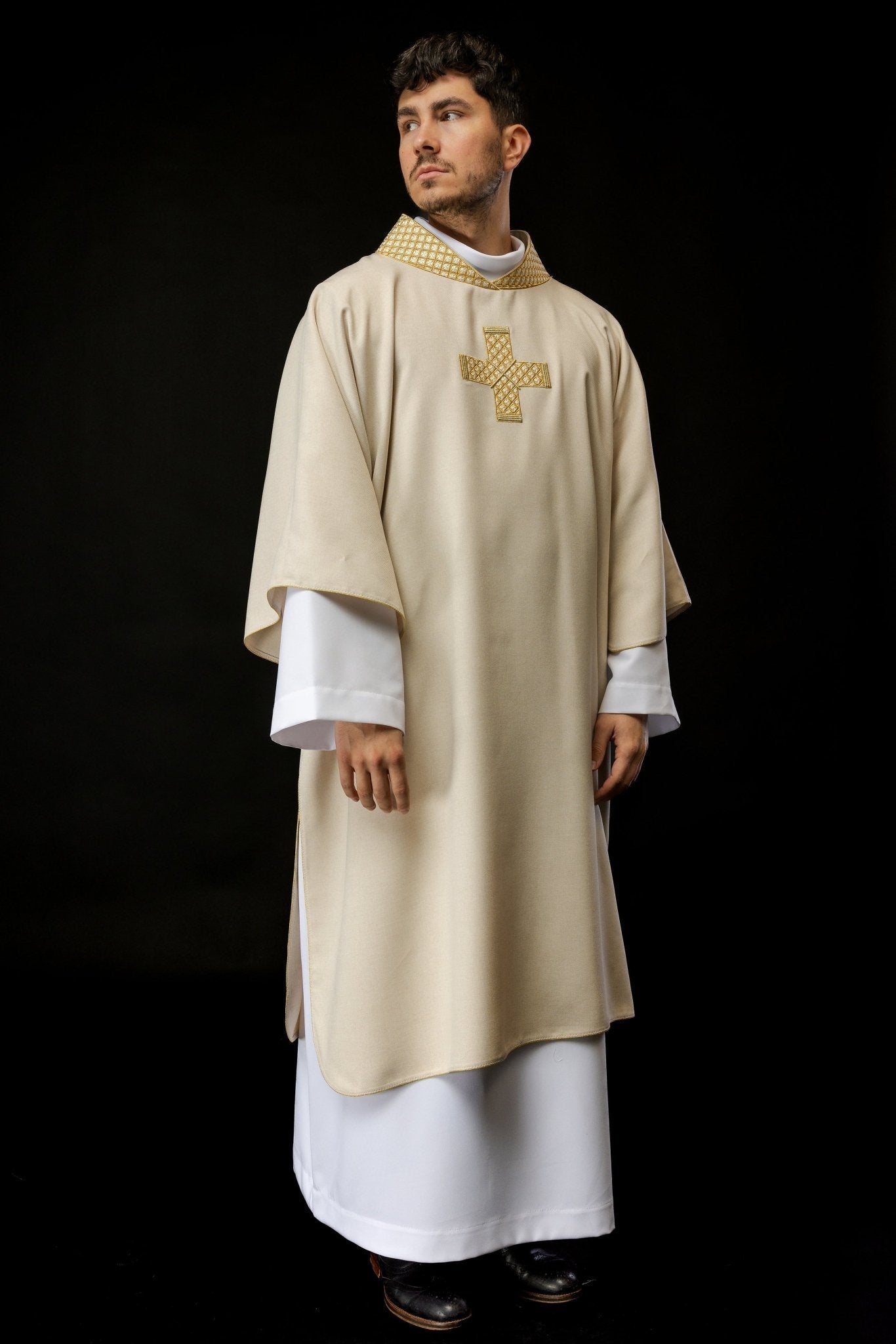 Dalmatie avec croix brodées et col écru S - 1070 - 05 - 70 - D DALMATYK - CHASUBLES.FR