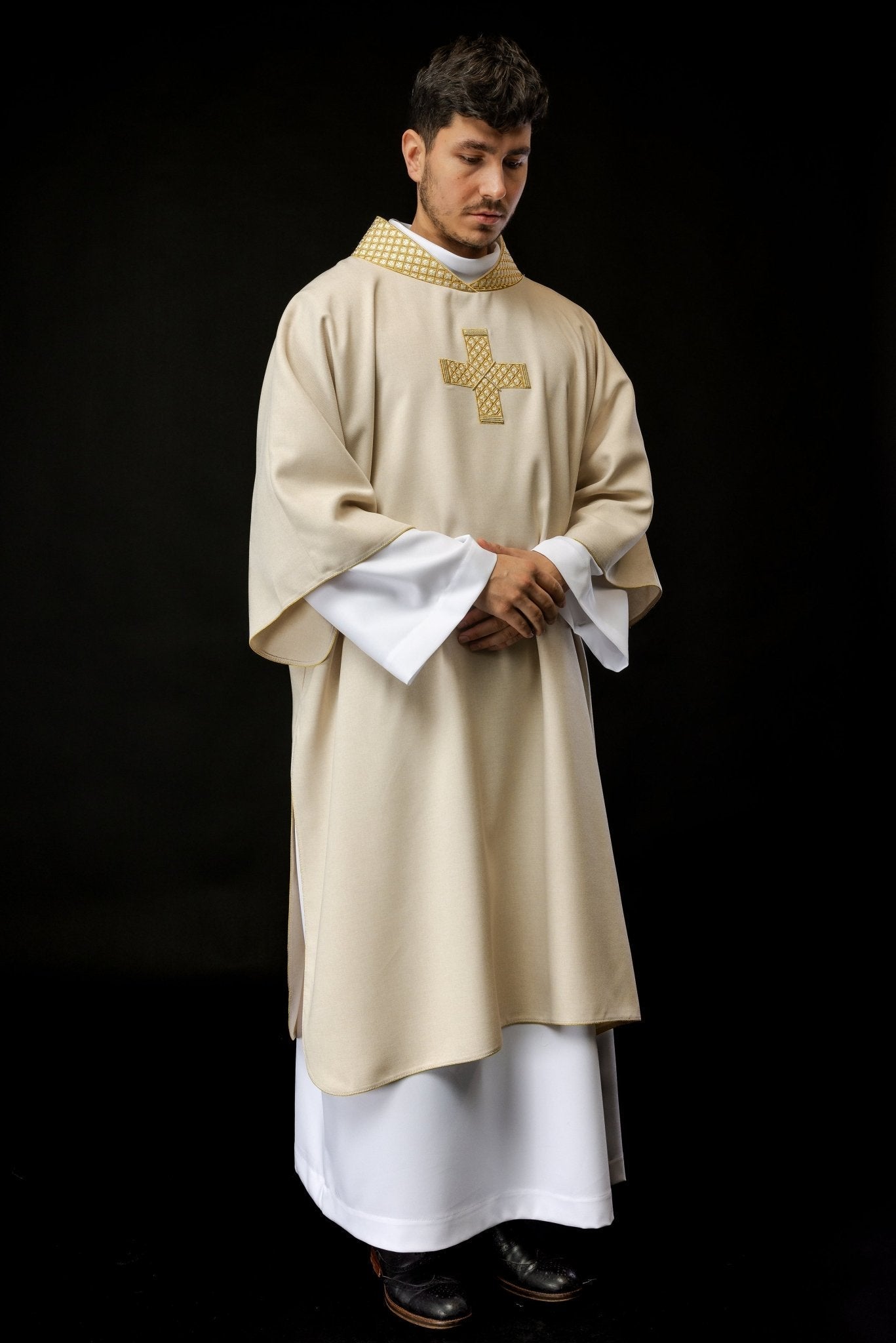 Dalmatie avec croix brodées et col écru S - 1070 - 05 - 70 - D DALMATYK - CHASUBLES.FR