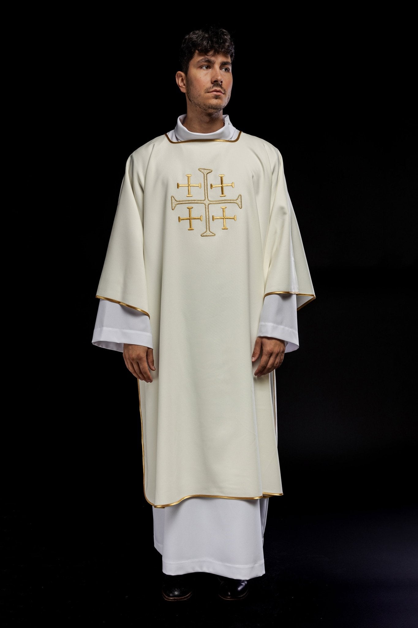 Dalmatie avec croix brodées or écru KDL/260/05/12/A - CHASUBLES.FR