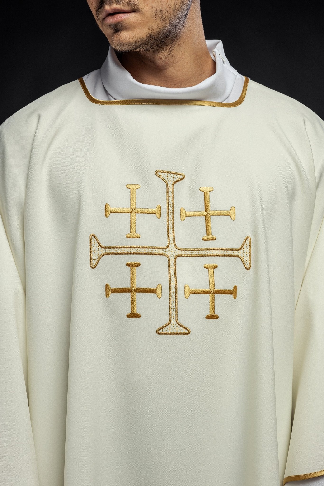 Dalmatie avec croix brodées or écru KDL/260/05/12/A - CHASUBLES.FR