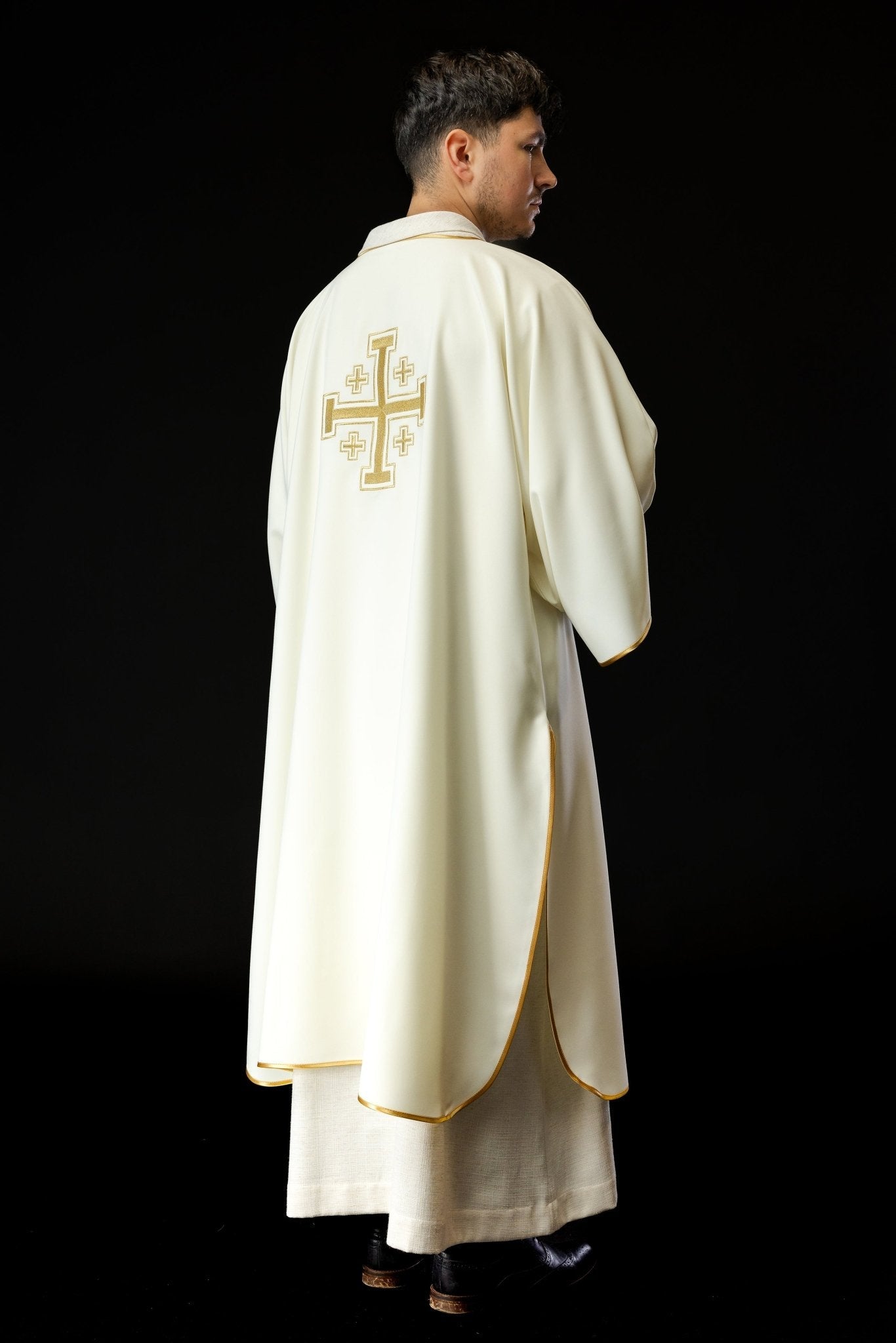 Dalmatie écru avec croix brodées or KDL/022/05/12/D - CHASUBLES.FR