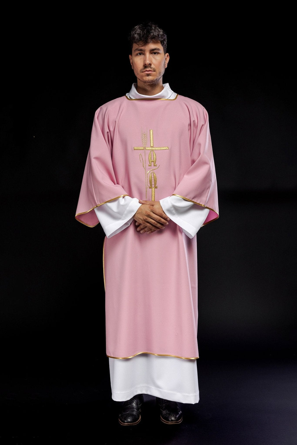 Dalmatie rose avec broderie Alpha Omega KDL/013/08/12/D - CHASUBLES.FR