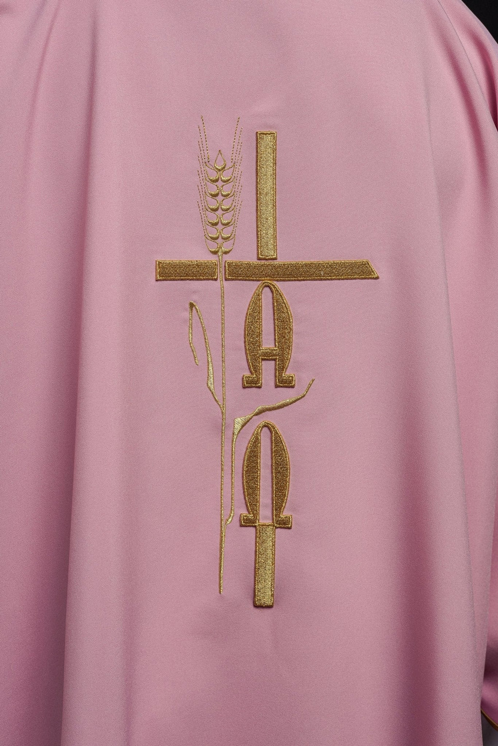 Dalmatie rose avec broderie Alpha Omega KDL/013/08/12/D - CHASUBLES.FR