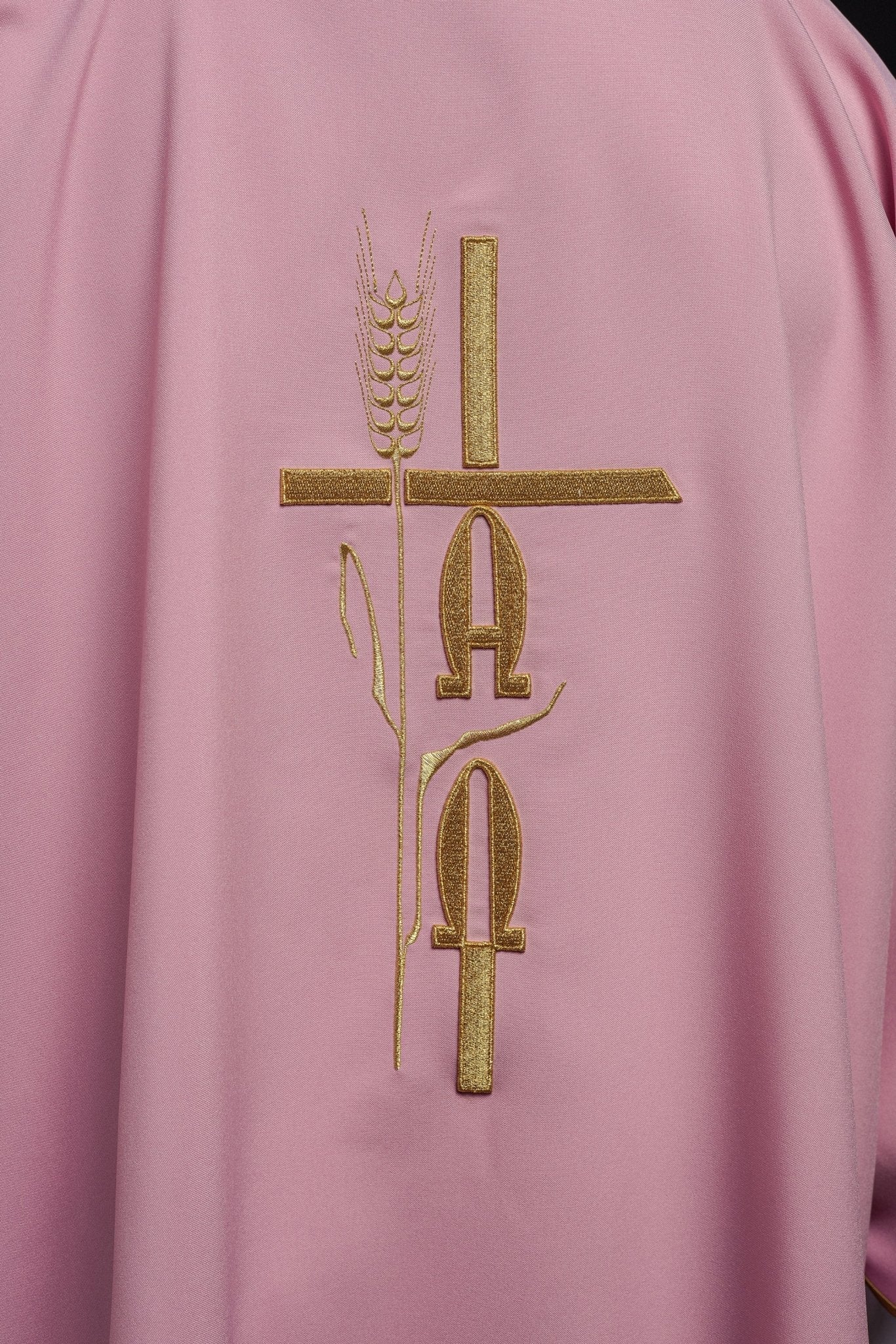 Dalmatie rose avec broderie Alpha Omega KDL/013/08/12/D - CHASUBLES.FR