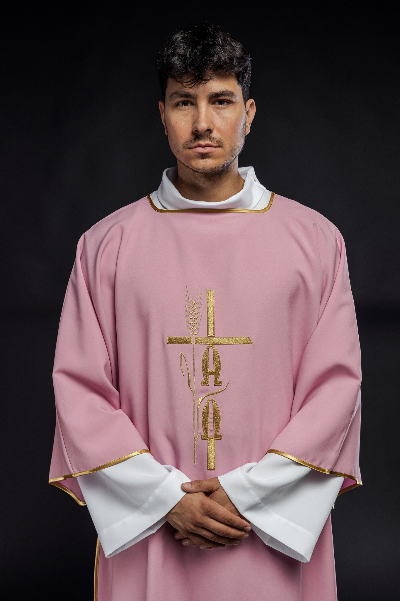Dalmatie rose avec broderie Alpha Omega KDL/013/08/12/D - CHASUBLES.FR