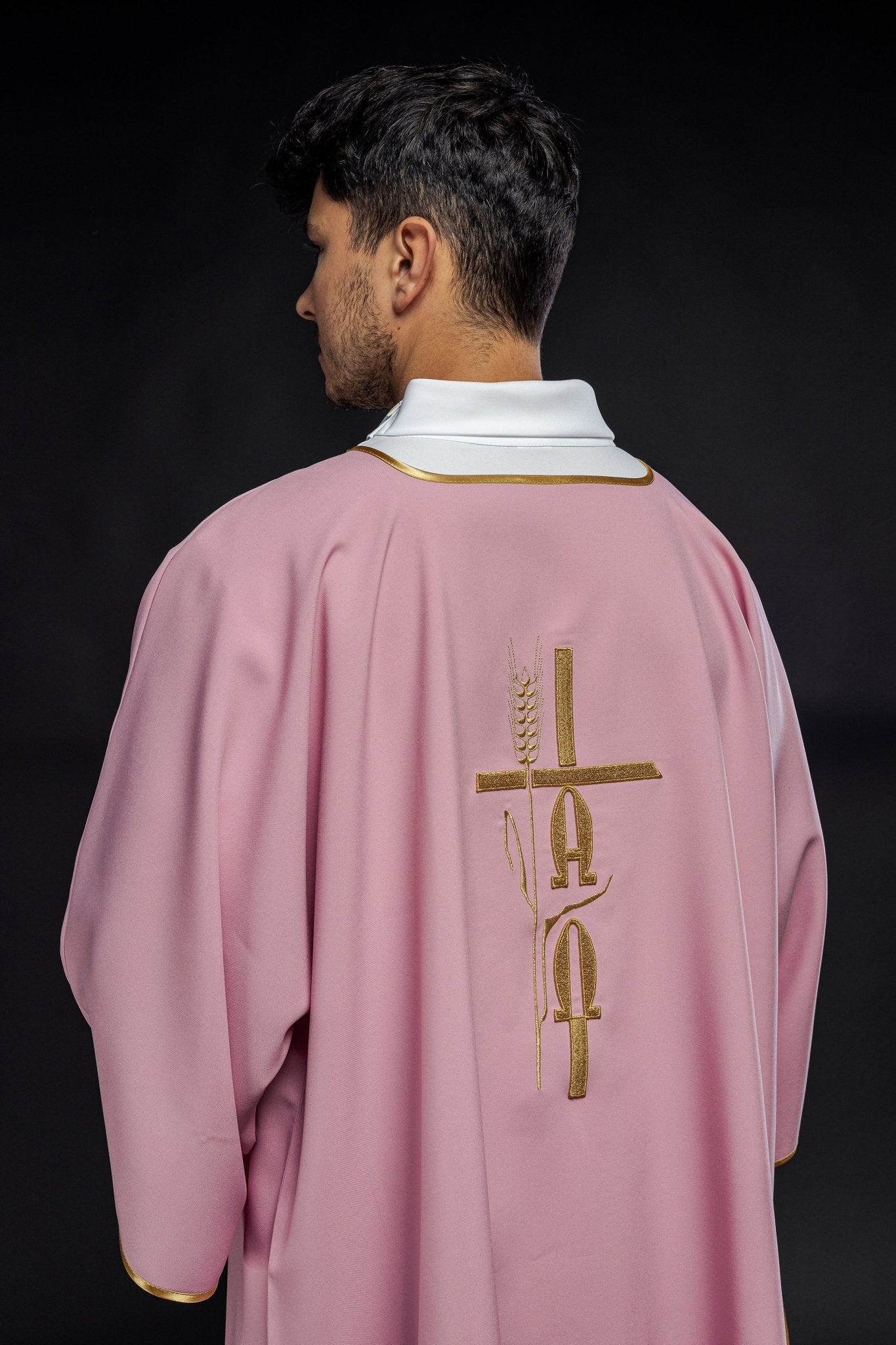 Dalmatie rose avec broderie Alpha Omega KDL/013/08/12/D - CHASUBLES.FR