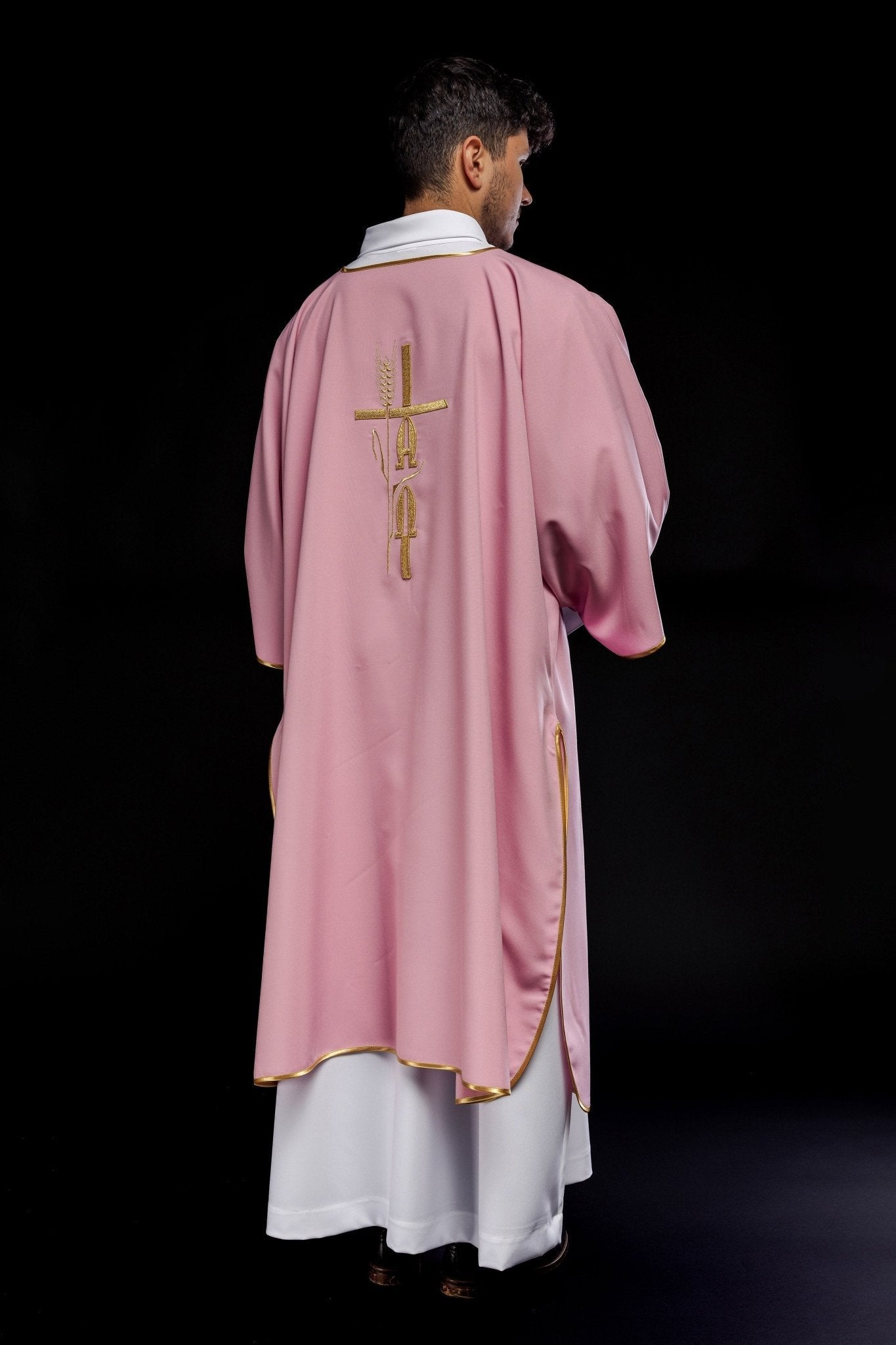 Dalmatie rose avec broderie Alpha Omega KDL/013/08/12/D - CHASUBLES.FR
