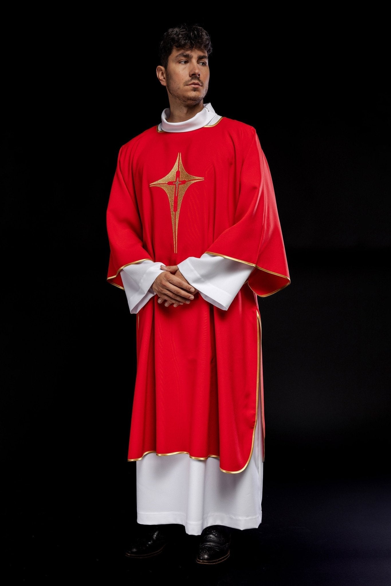 Dalmatie rouge avec croix brodée en or KDL/214/02/12/D - CHASUBLES.FR