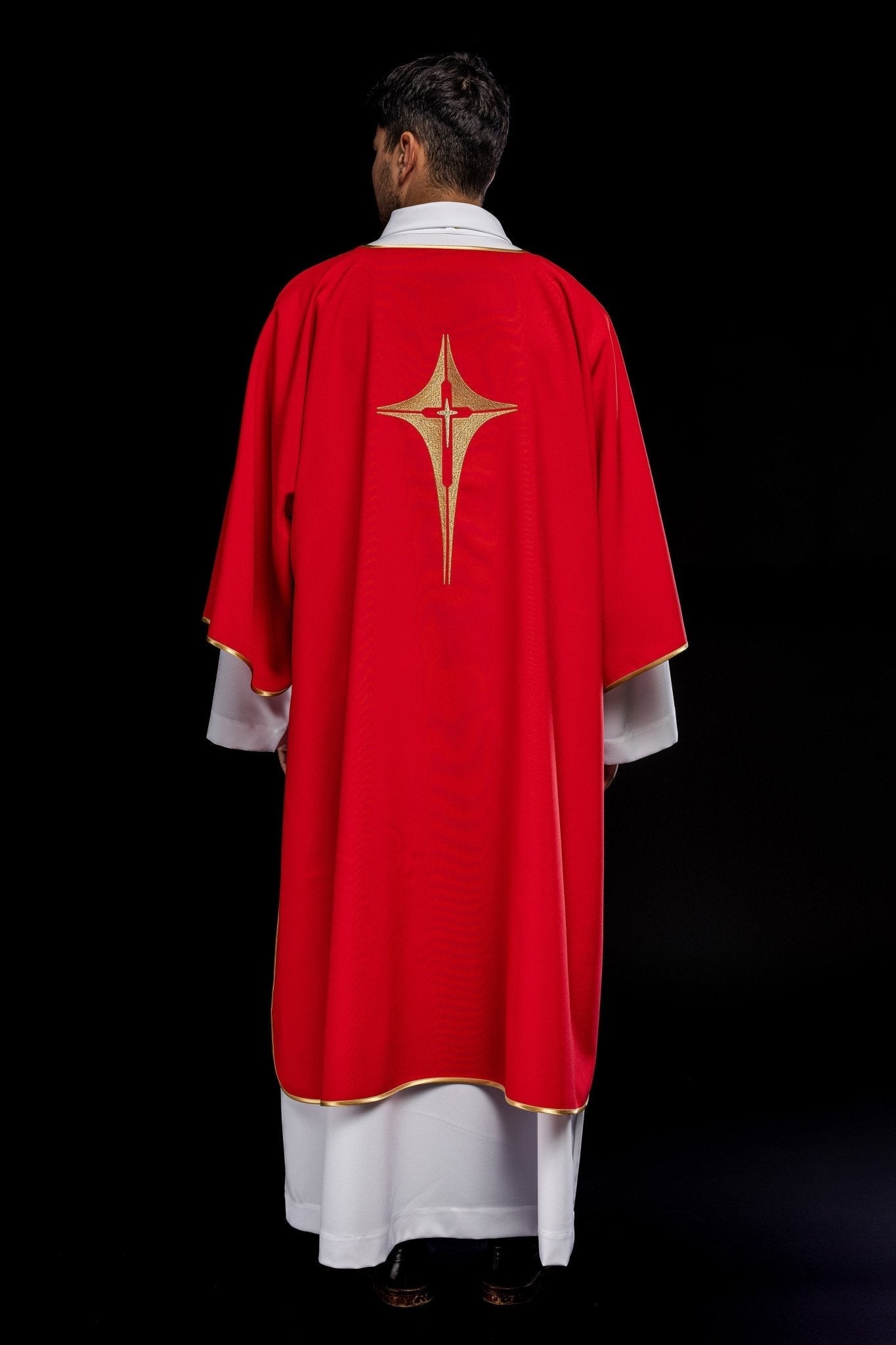 Dalmatie rouge avec croix brodée en or KDL/214/02/12/D - CHASUBLES.FR