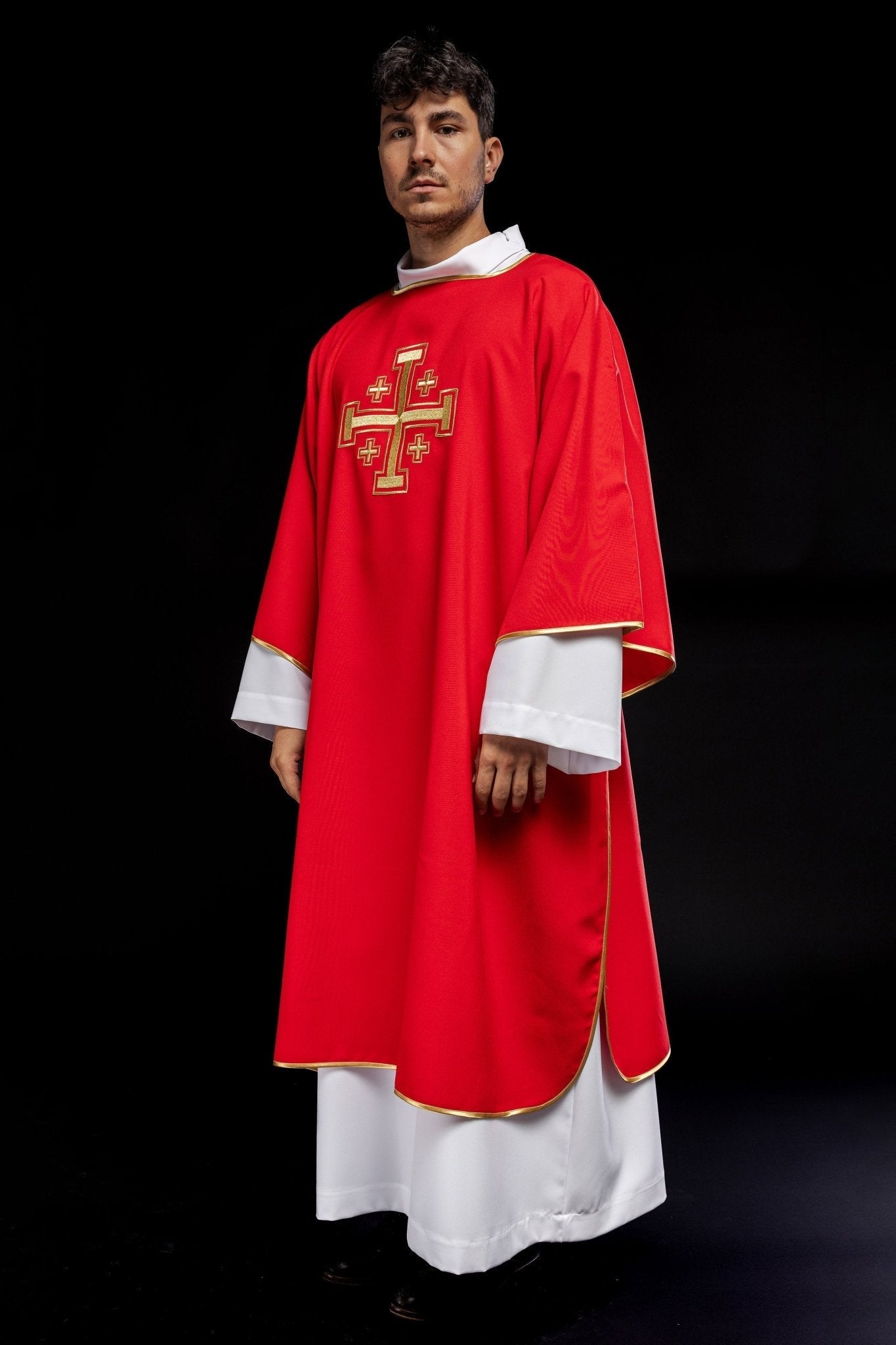 Dalmatie rouge avec croix brodées en or KDL/022/02/12/D - CHASUBLES.FR