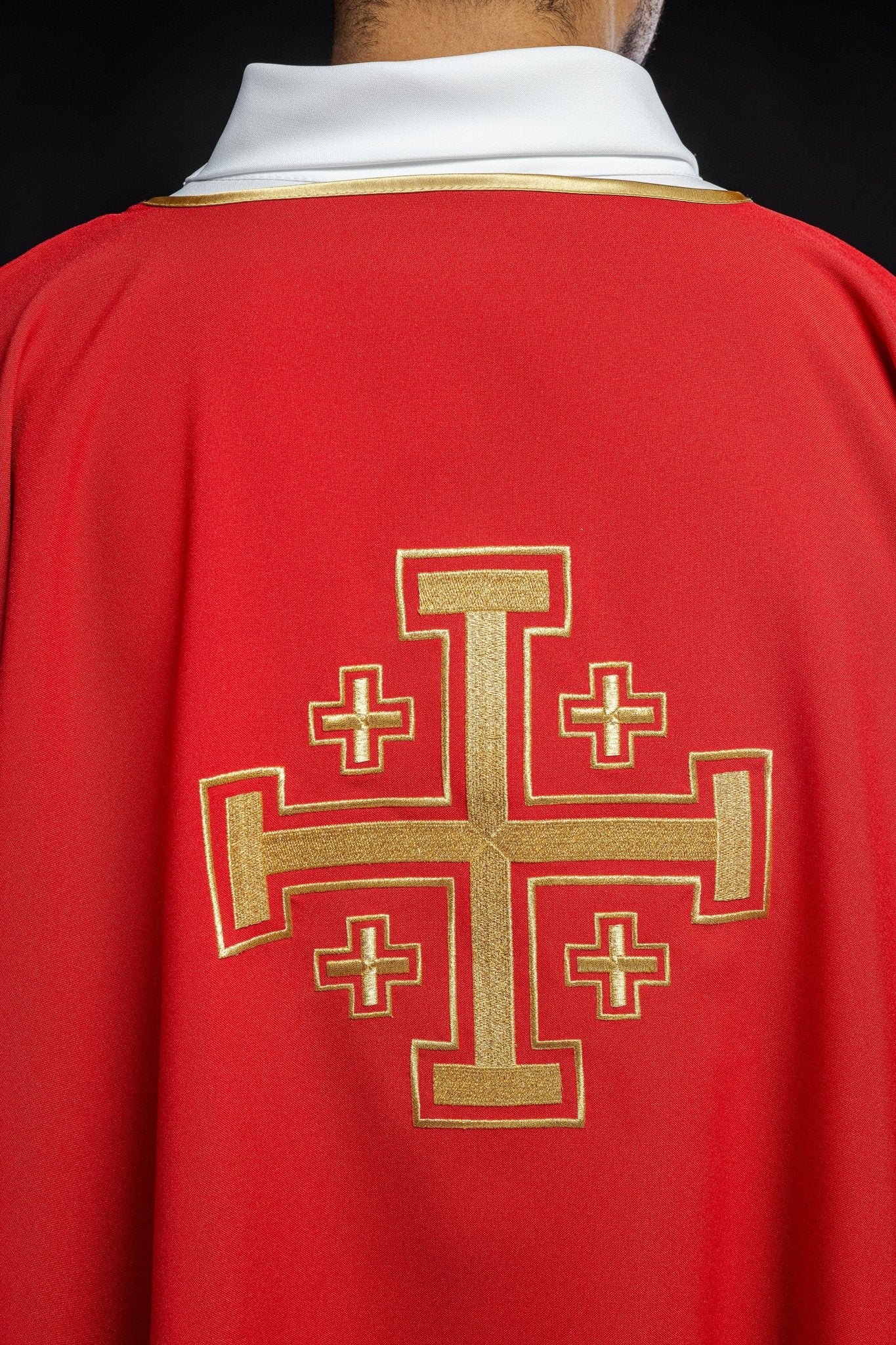 Dalmatie rouge avec croix brodées en or KDL/022/02/12/D - CHASUBLES.FR