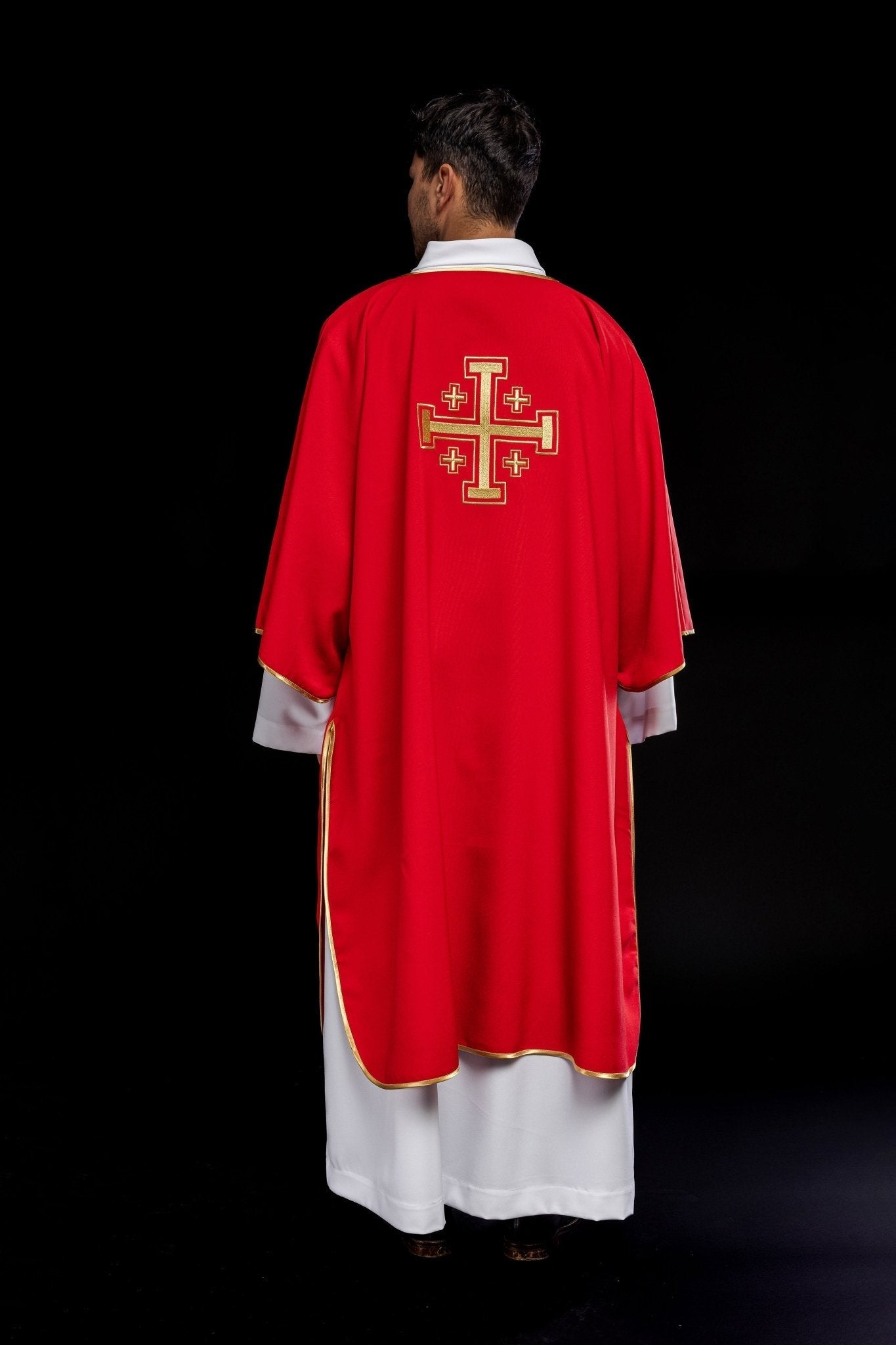 Dalmatie rouge avec croix brodées en or KDL/022/02/12/D - CHASUBLES.FR