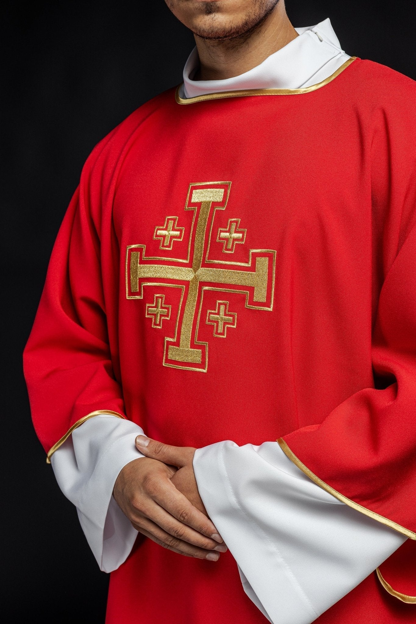 Dalmatie rouge avec croix brodées en or KDL/022/02/12/D - CHASUBLES.FR