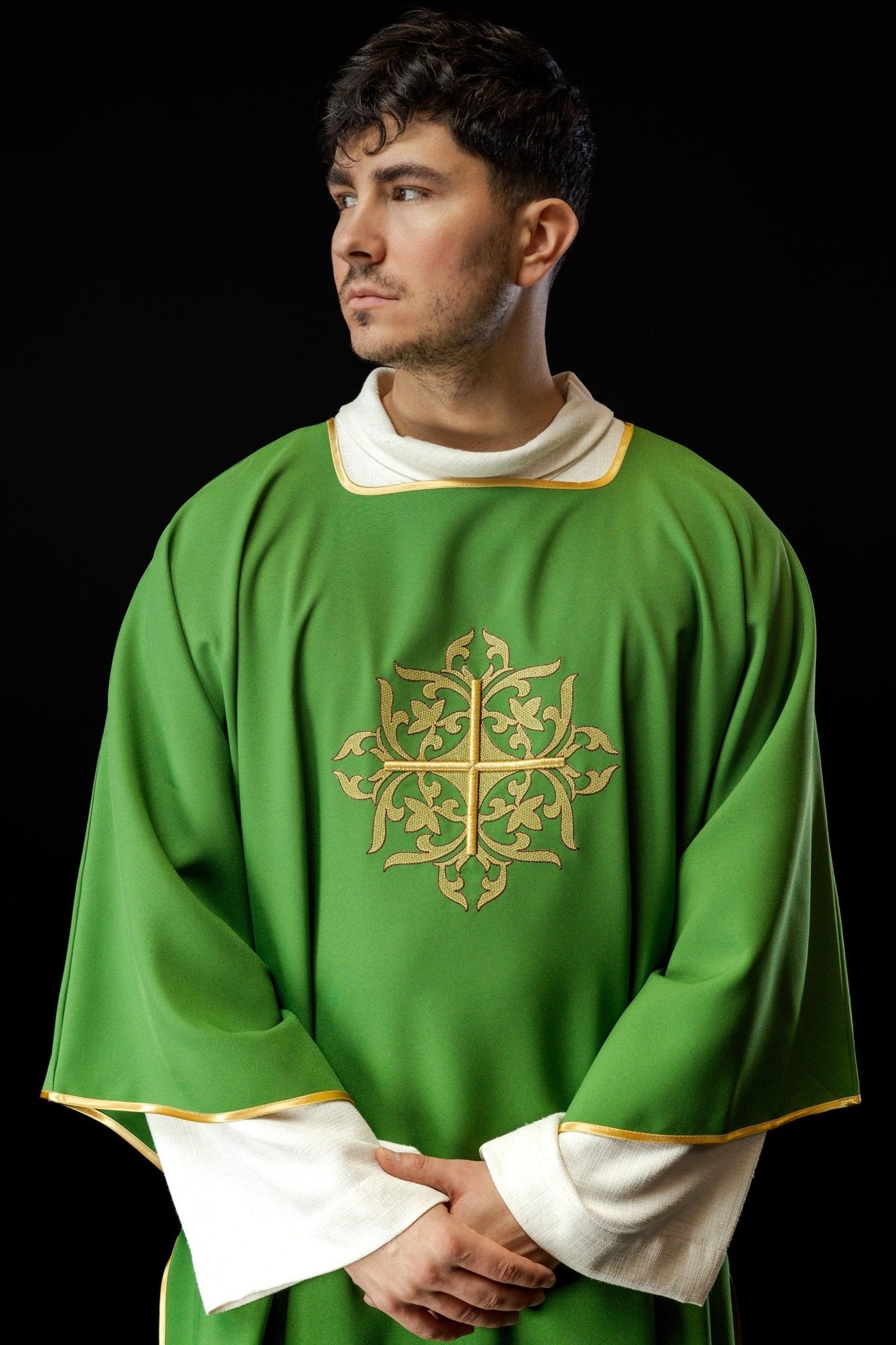 Dalmatie verte avec croix brodée en or KDL/382/01/12/A - CHASUBLES.FR