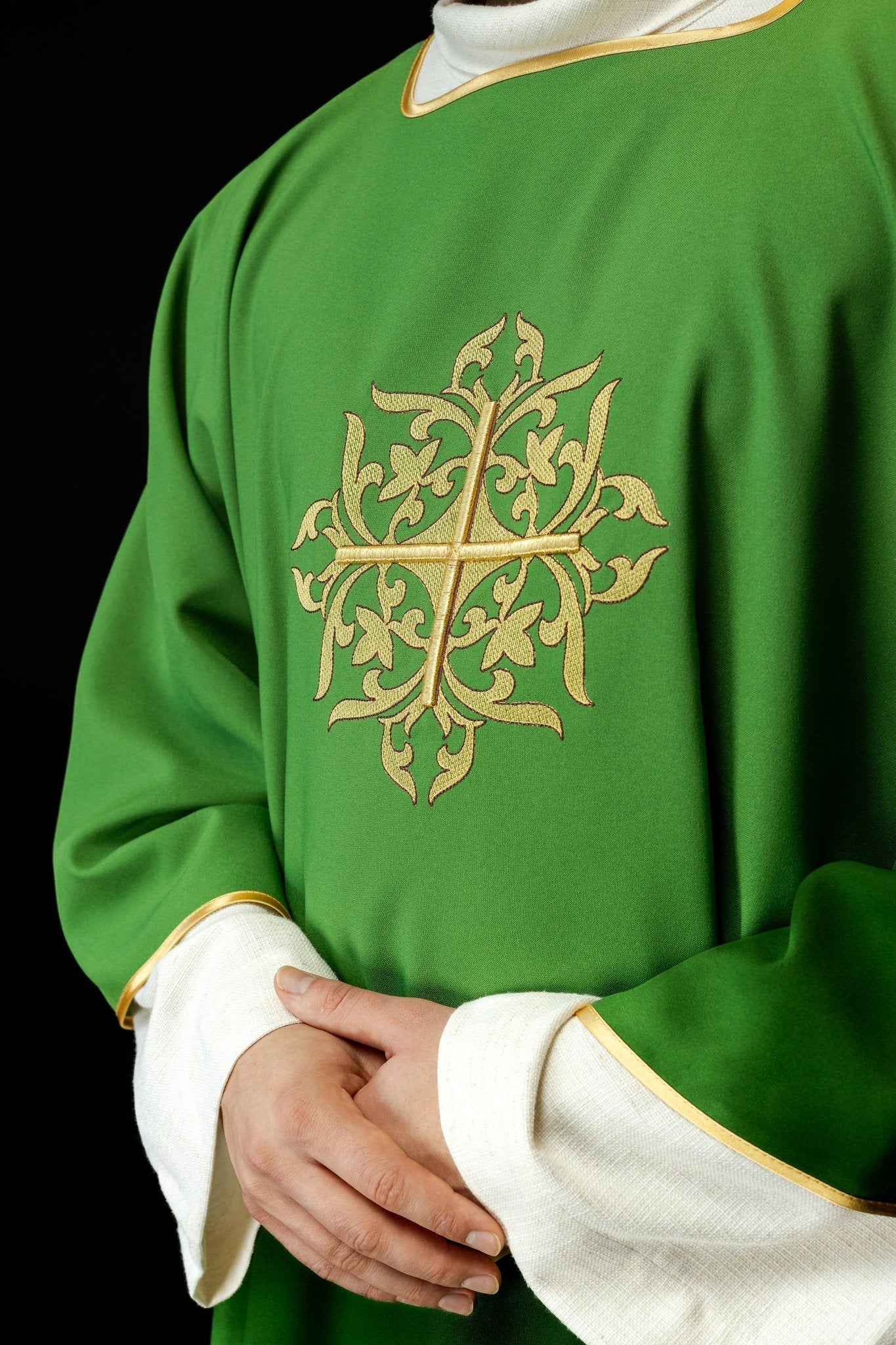 Dalmatie verte avec croix brodée en or KDL/382/01/12/A - CHASUBLES.FR