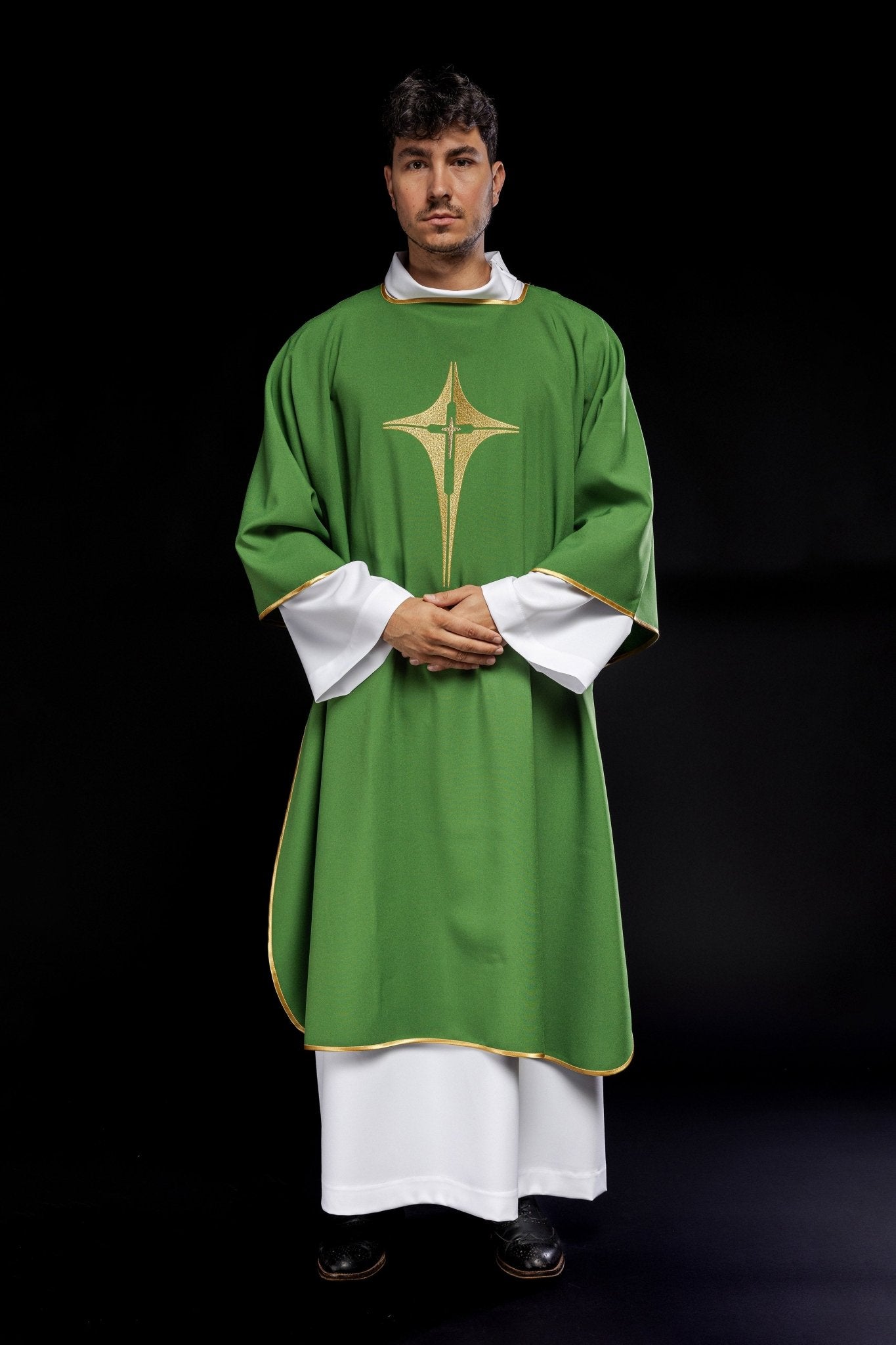 Dalmatie verte avec croix brodée en or KDL/214/01/12/D - CHASUBLES.FR