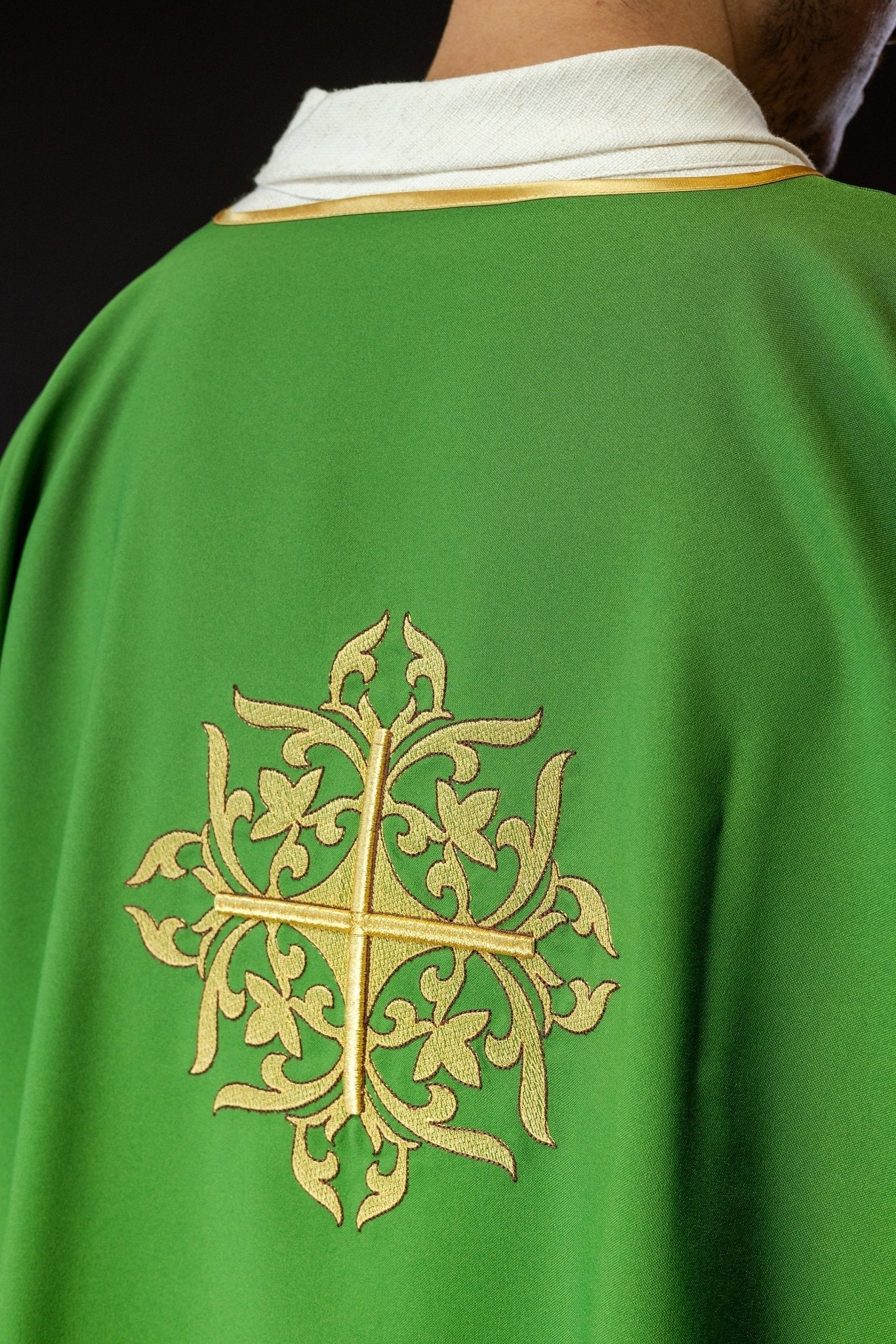 Dalmatie verte avec croix brodée en or KDL/382/01/12/A - CHASUBLES.FR