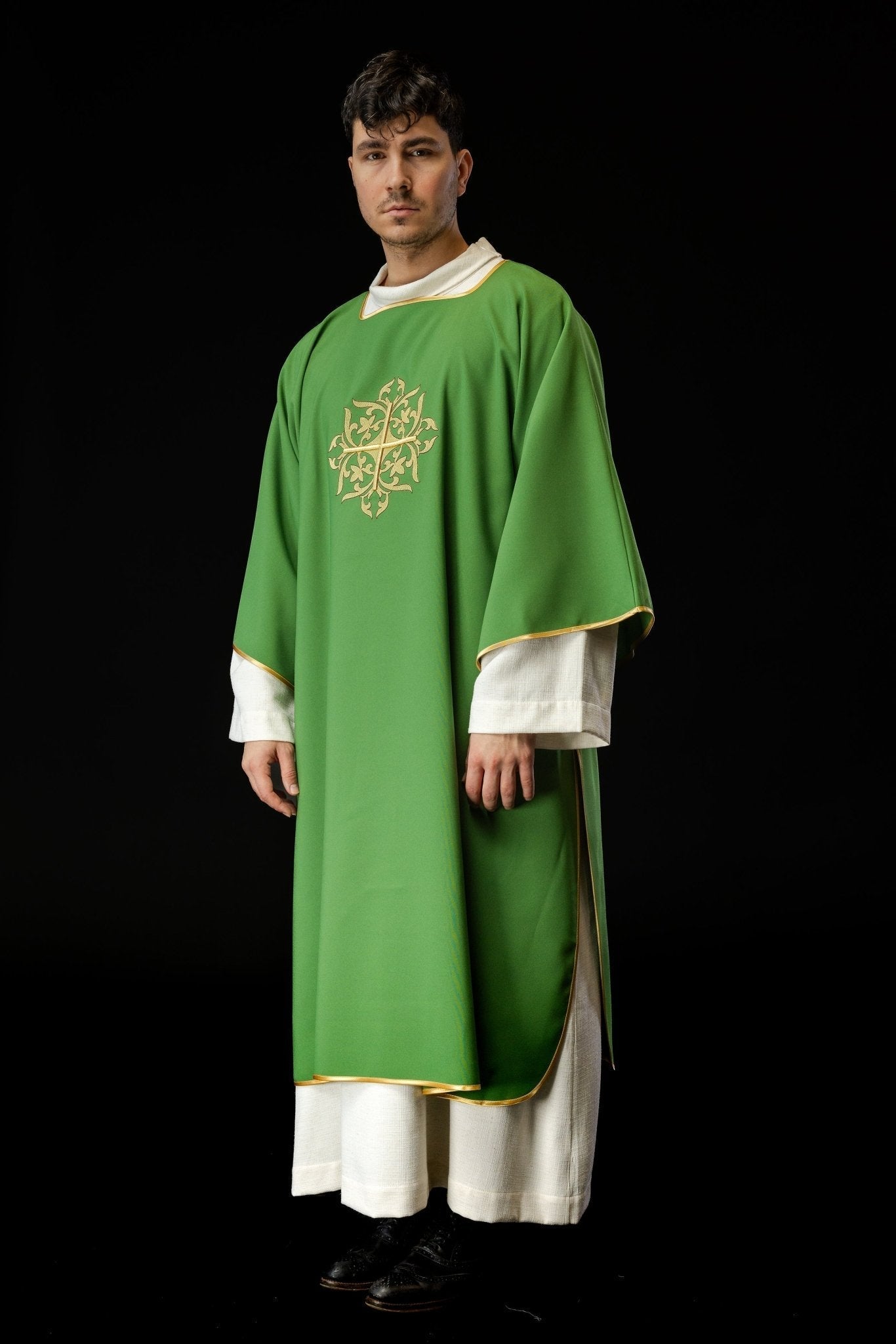 Dalmatie verte avec croix brodée en or KDL/382/01/12/A - CHASUBLES.FR