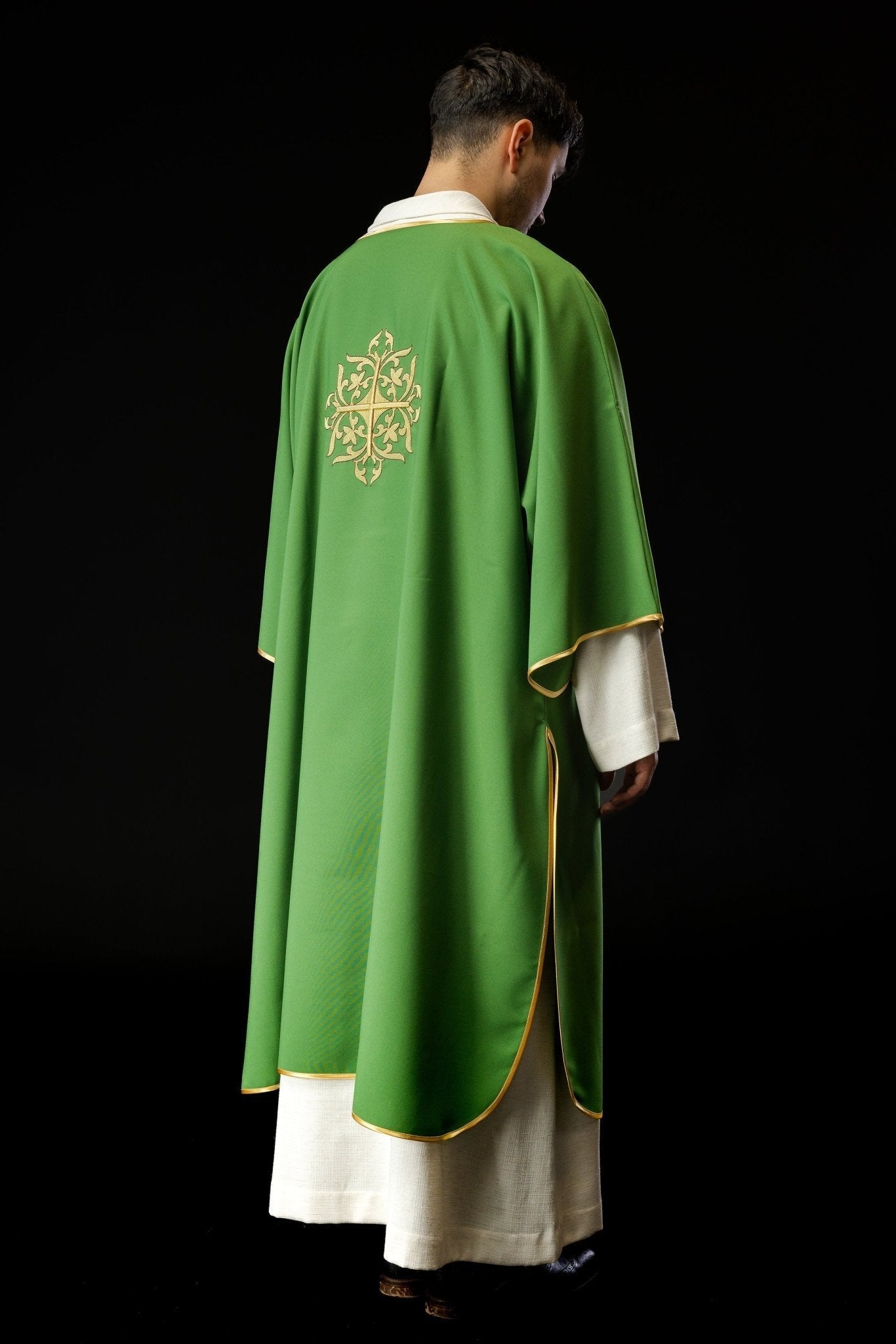 Dalmatie verte avec croix brodée en or KDL/382/01/12/A - CHASUBLES.FR