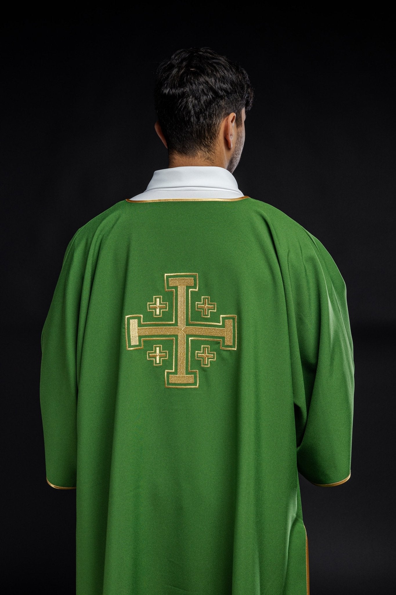 Dalmatie verte avec croix brodées en or KDL/022/01/12/D - CHASUBLES.FR
