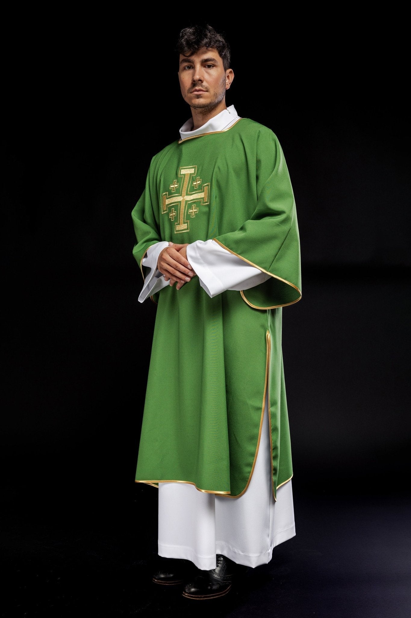 Dalmatie verte avec croix brodées en or KDL/022/01/12/D - CHASUBLES.FR