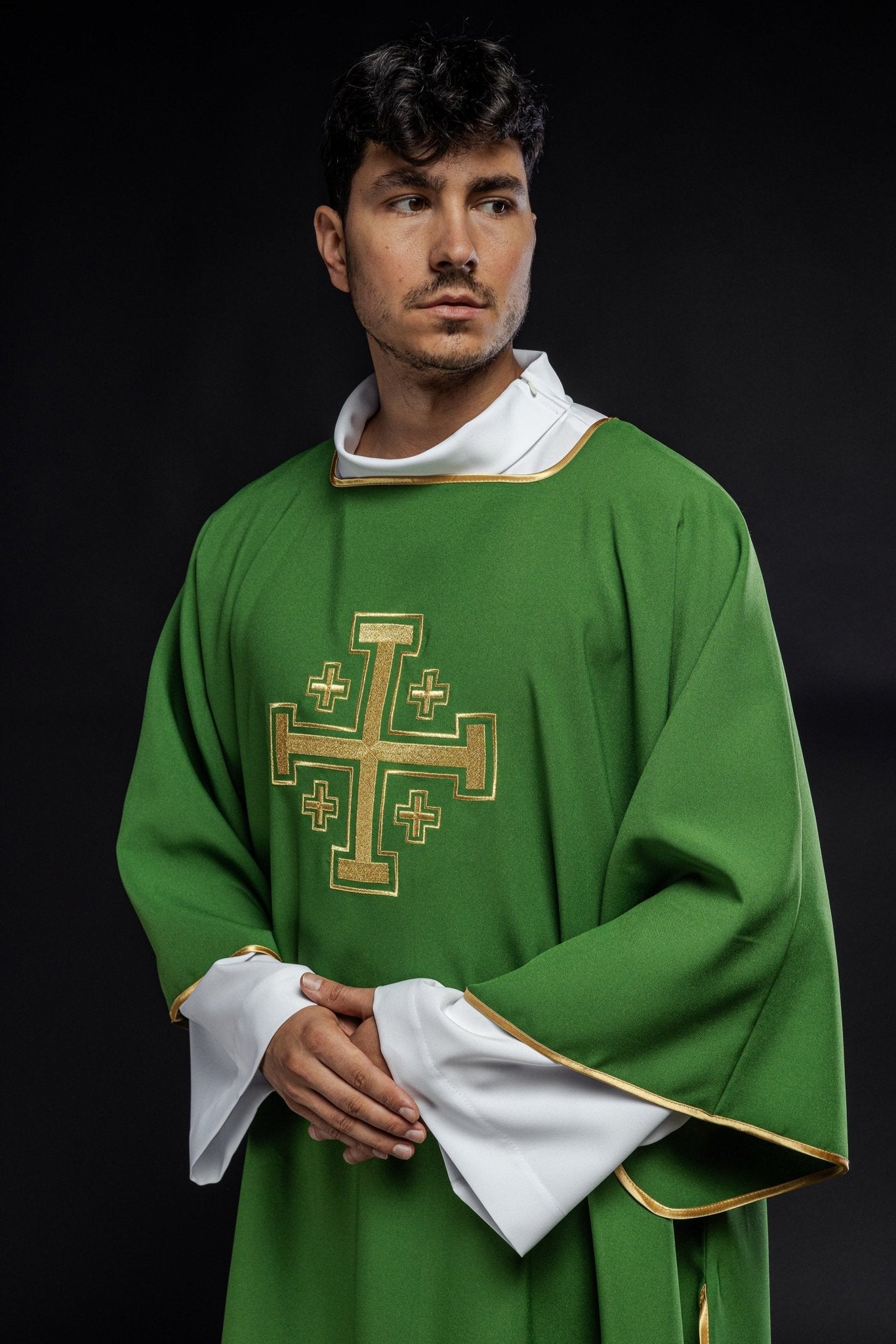 Dalmatie verte avec croix brodées en or KDL/022/01/12/D - CHASUBLES.FR