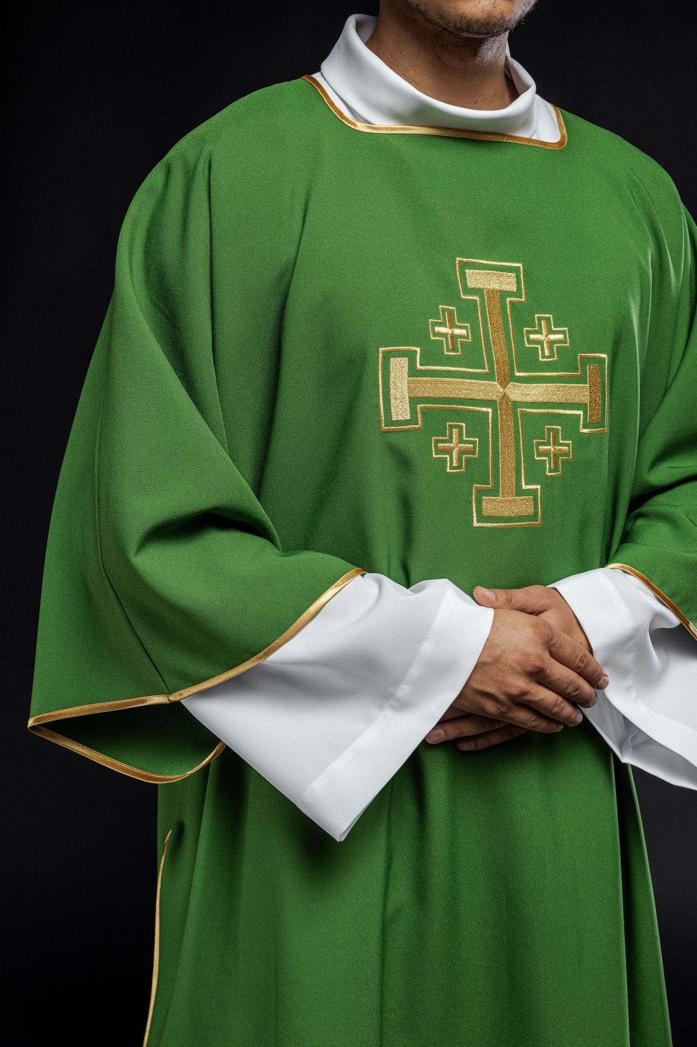 Dalmatie verte avec croix brodées en or KDL/022/01/12/D - CHASUBLES.FR