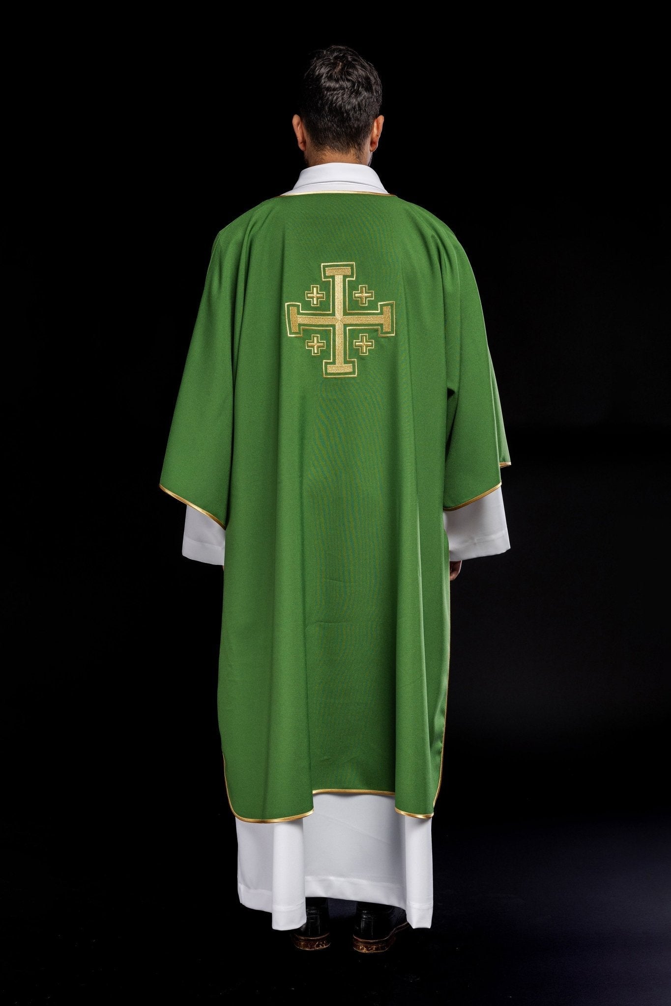 Dalmatie verte avec croix brodées en or KDL/022/01/12/D - CHASUBLES.FR