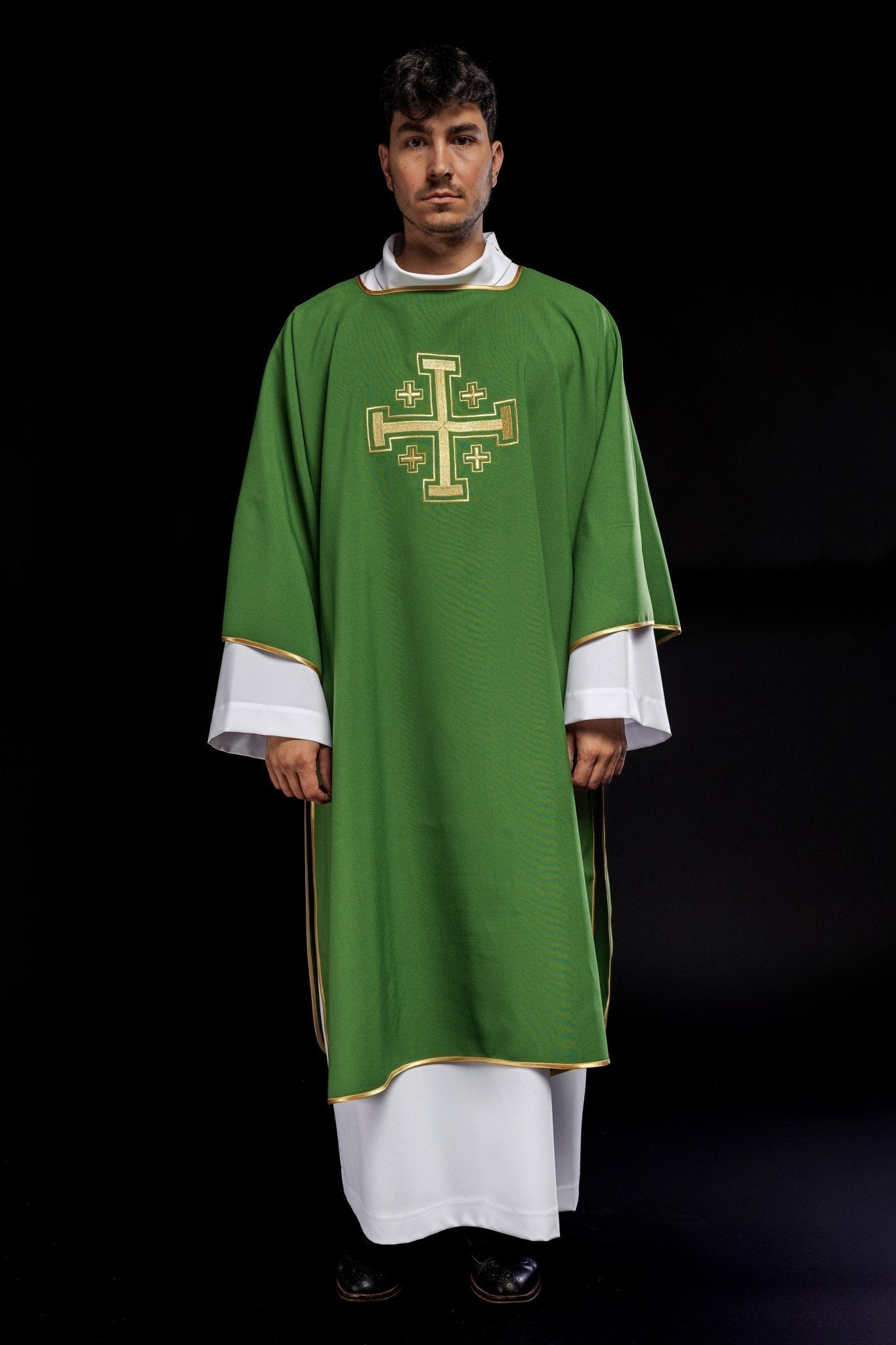 Dalmatie verte avec croix brodées en or KDL/022/01/12/D - CHASUBLES.FR