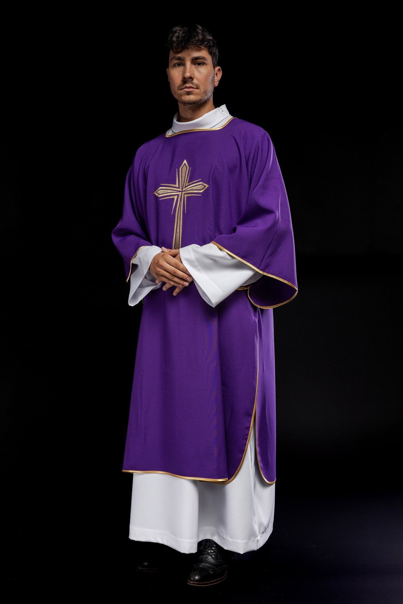 Dalmatien violet avec croix brodée en or KDL/037/03/12/D - CHASUBLES.FR