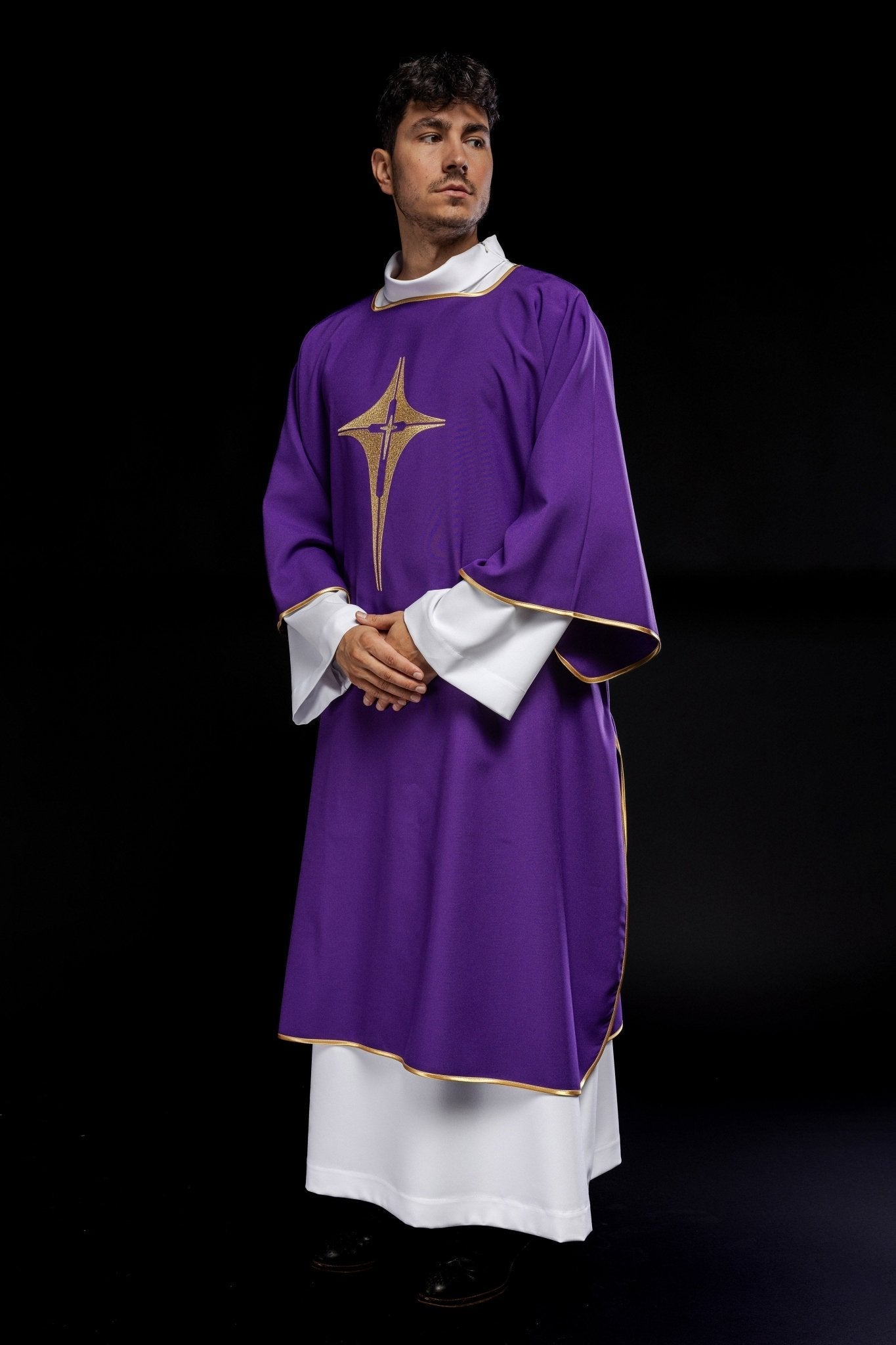 Dalmatien violet avec croix brodée en or KDL/214/03/12/D - CHASUBLES.FR