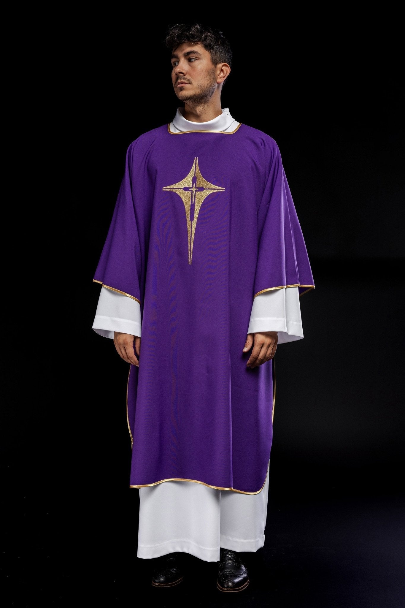 Dalmatien violet avec croix brodée en or KDL/214/03/12/D - CHASUBLES.FR